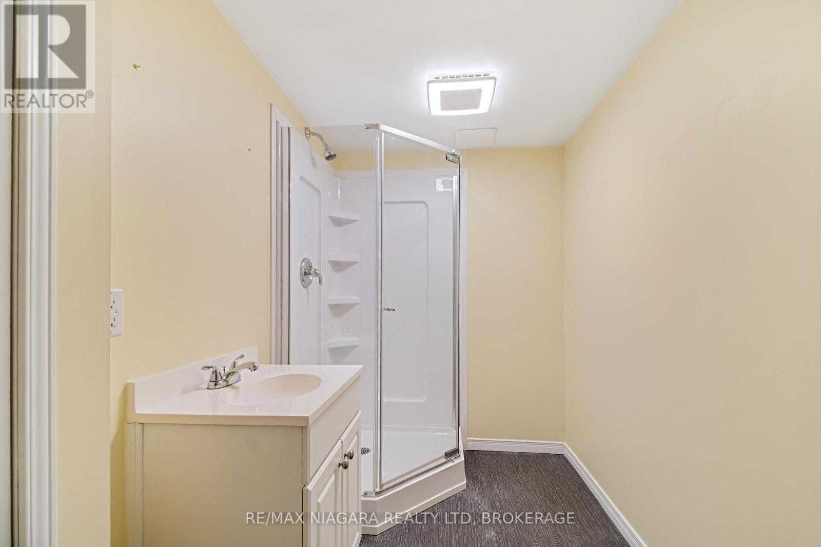18 Julie Drive, Thorold (558 - Confederation Heights), Ontario  L2V 4L5 - Photo 34 - X12029671