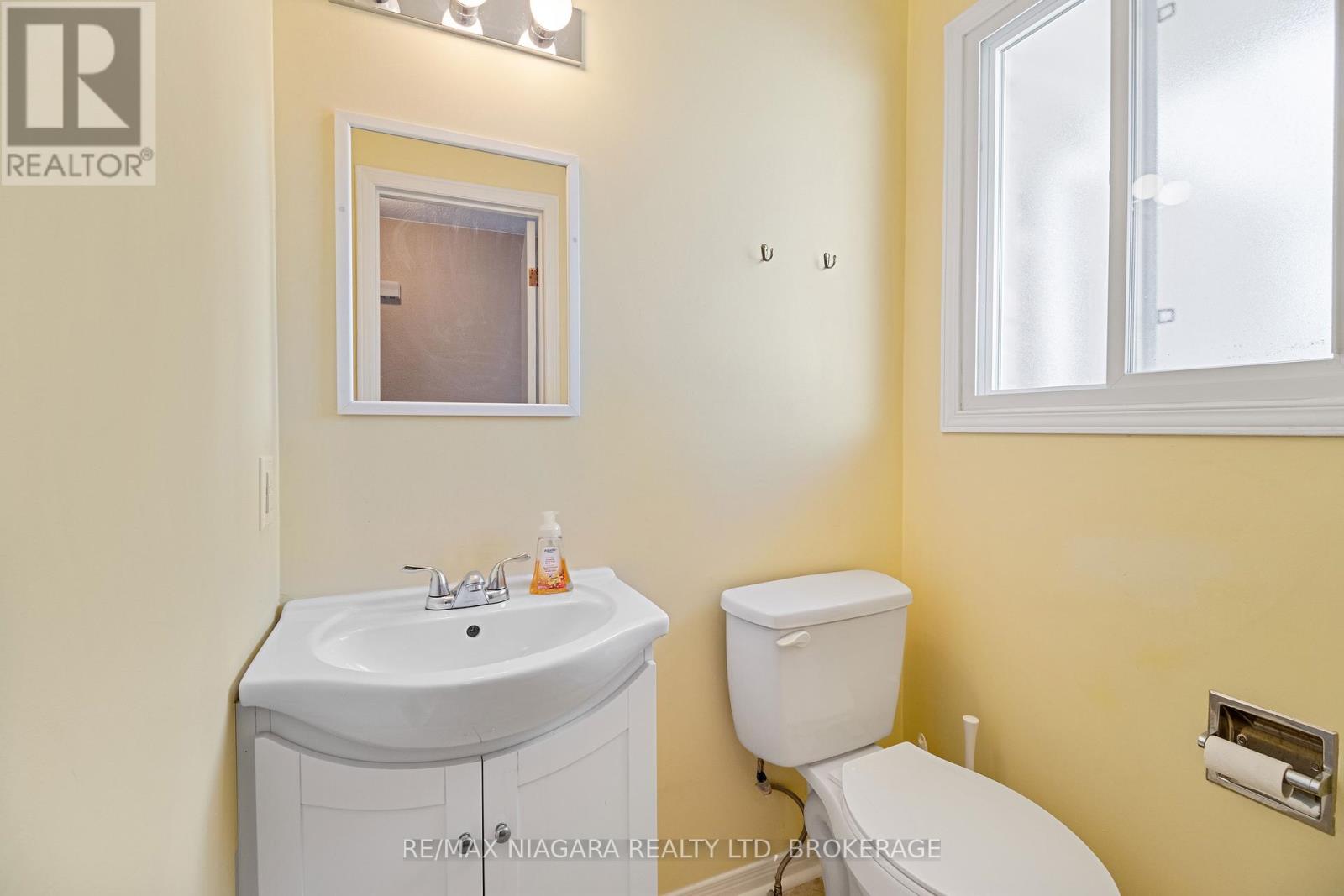 18 Julie Drive, Thorold (558 - Confederation Heights), Ontario  L2V 4L5 - Photo 5 - X12029671