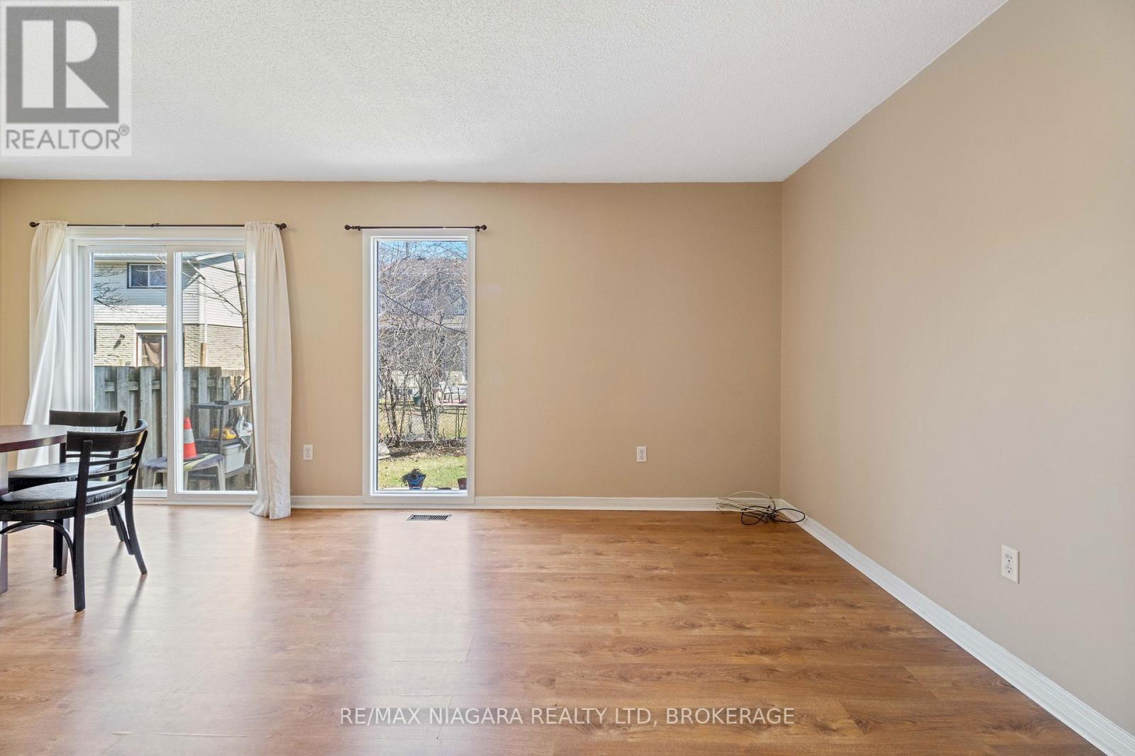 18 Julie Drive, Thorold (558 - Confederation Heights), Ontario  L2V 4L5 - Photo 8 - X12029671