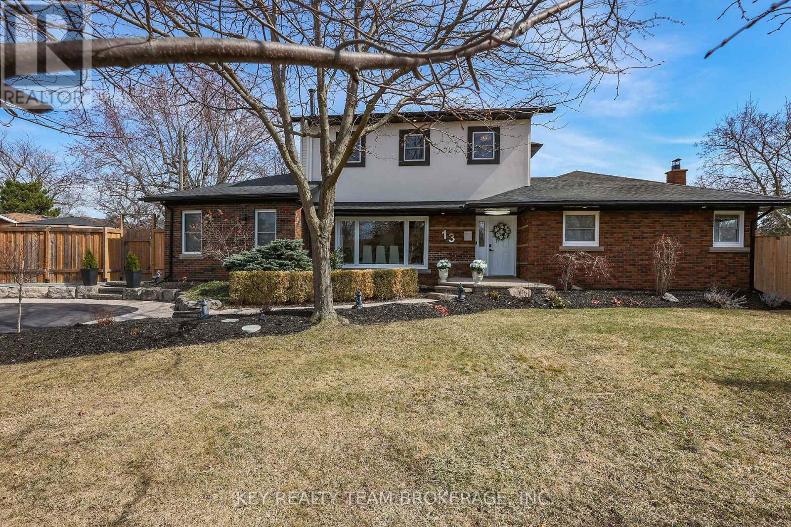 13 Marsdale Drive, St. Catharines (Glendale/glenridge), Ontario  L2T 3S1 - Photo 2 - X12030785