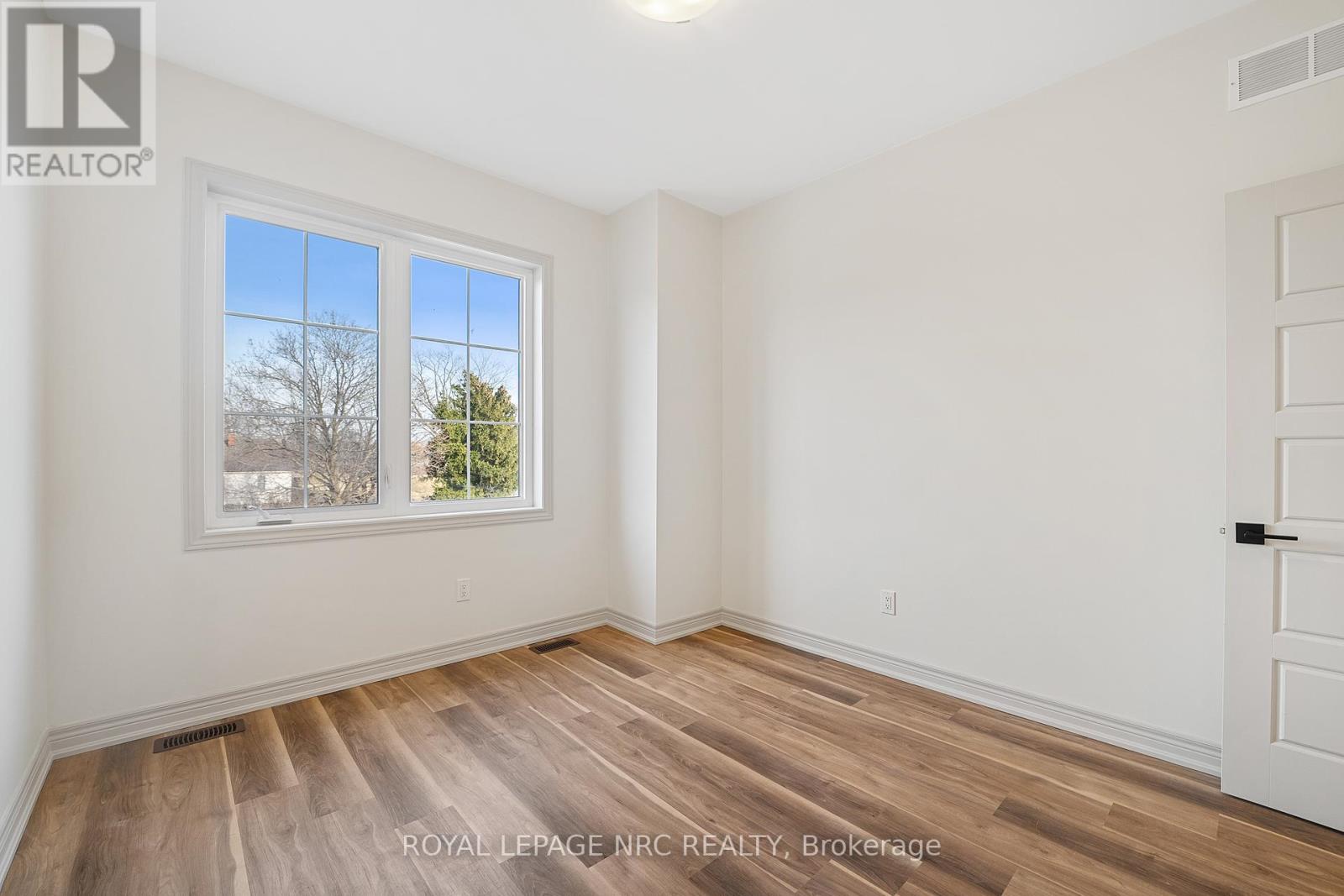 29 Beaverloch Drive, Thorold (558 - Confederation Heights), Ontario  L2V 0J9 - Photo 32 - X12031211