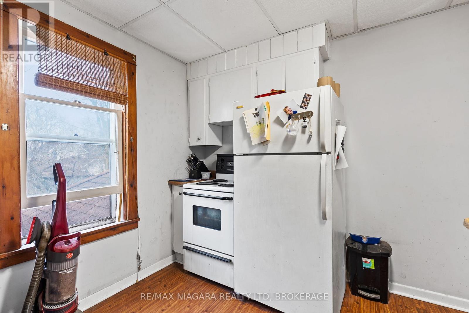 249 Mellanby Avenue, Port Colborne (877 - Main Street), Ontario  L3K 2M2 - Photo 9 - X12032120