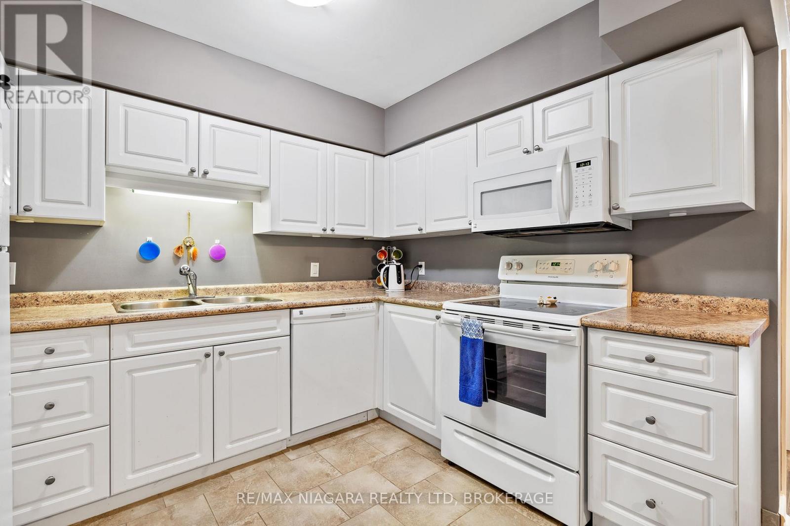 2 Walnut Street, St. Catharines (456 - Oakdale), Ontario  L2H 1H3 - Photo 10 - X12033243