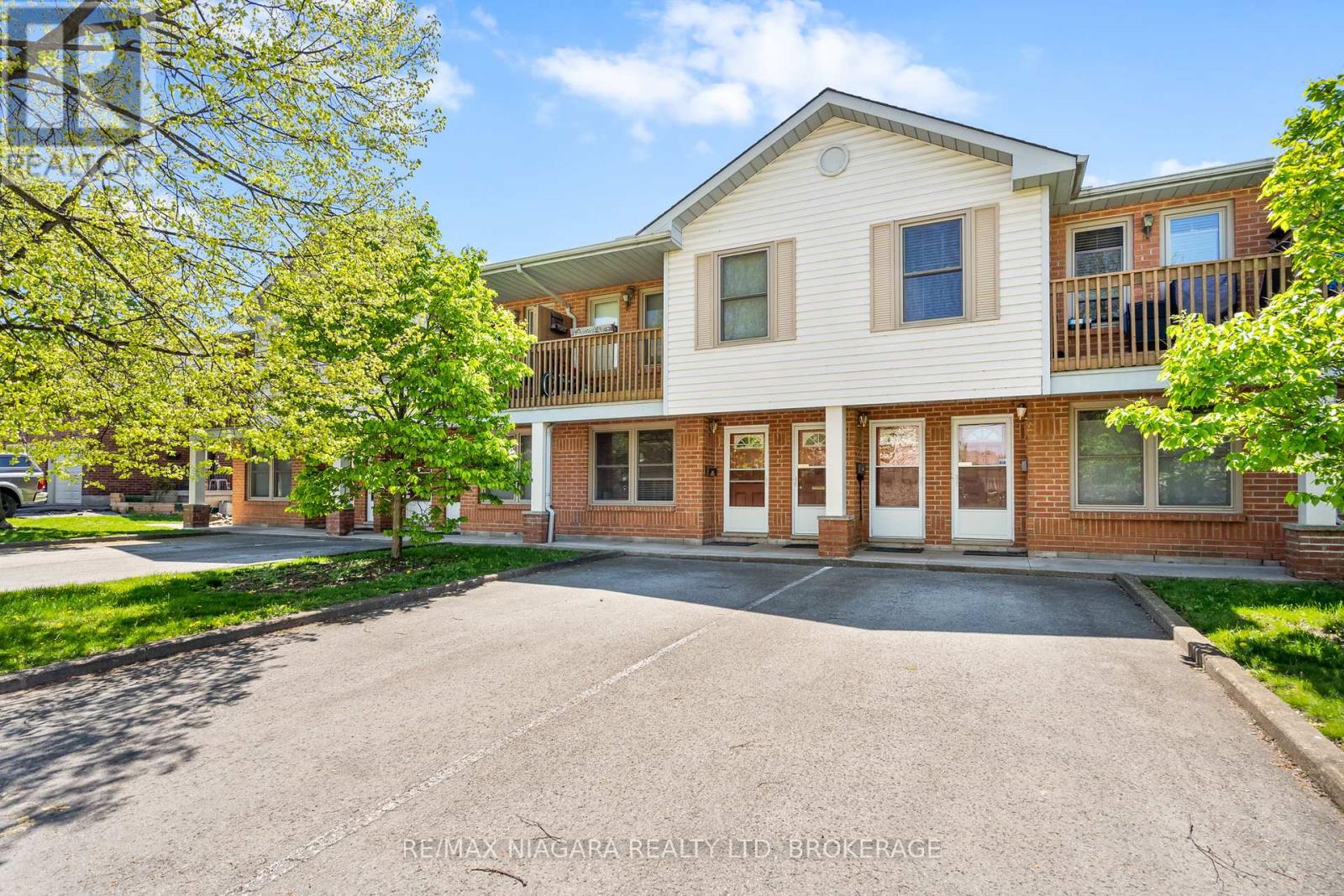 2 Walnut Street, St. Catharines (456 - Oakdale), Ontario  L2H 1H3 - Photo 2 - X12033243