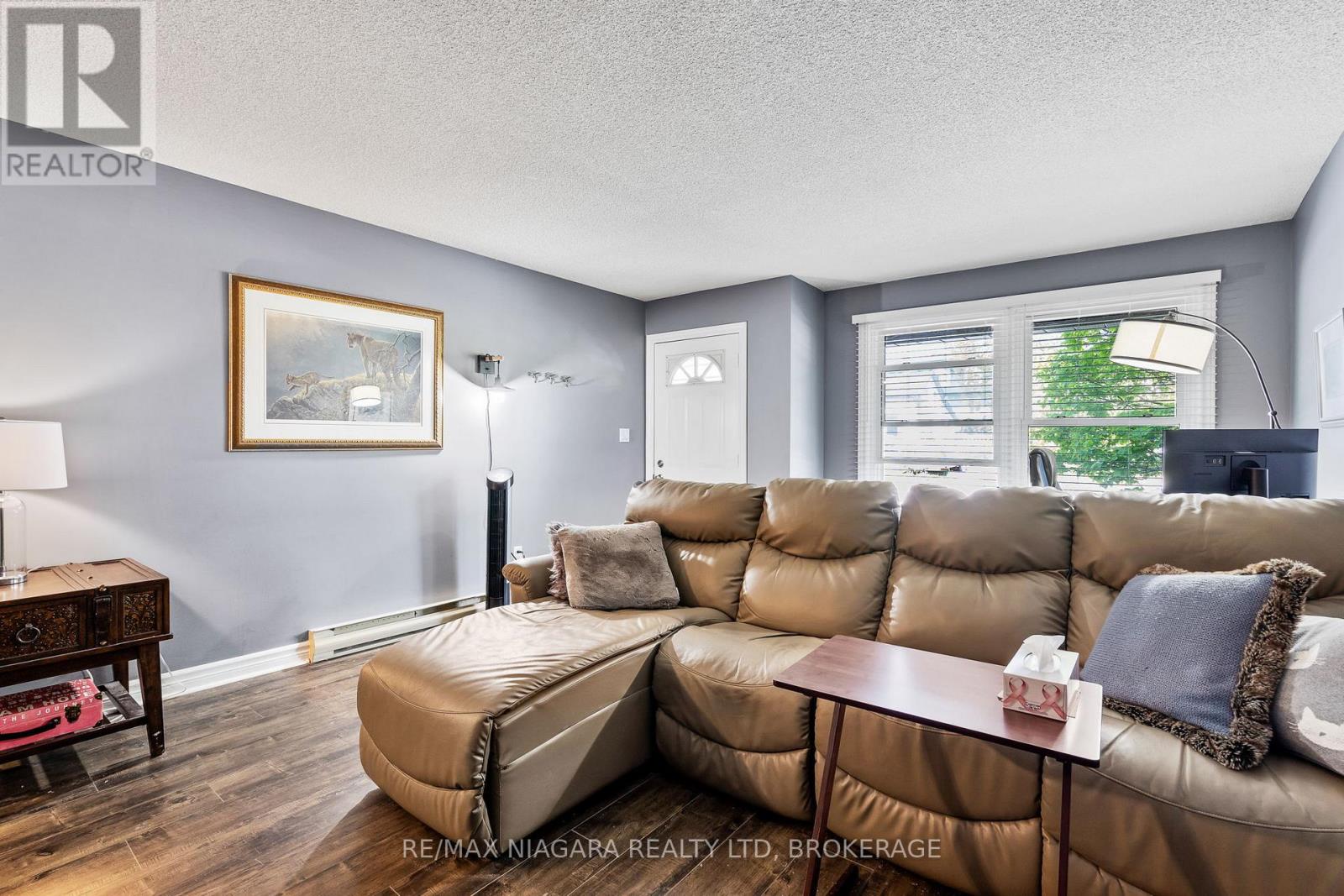 2 Walnut Street, St. Catharines (456 - Oakdale), Ontario  L2H 1H3 - Photo 4 - X12033243