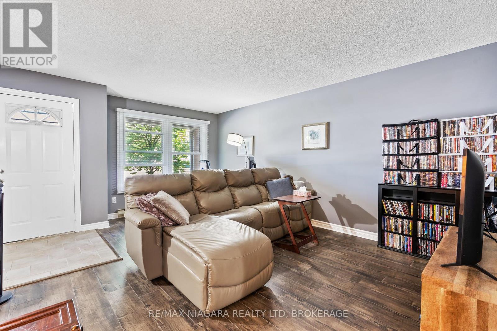 2 Walnut Street, St. Catharines (456 - Oakdale), Ontario  L2H 1H3 - Photo 5 - X12033243