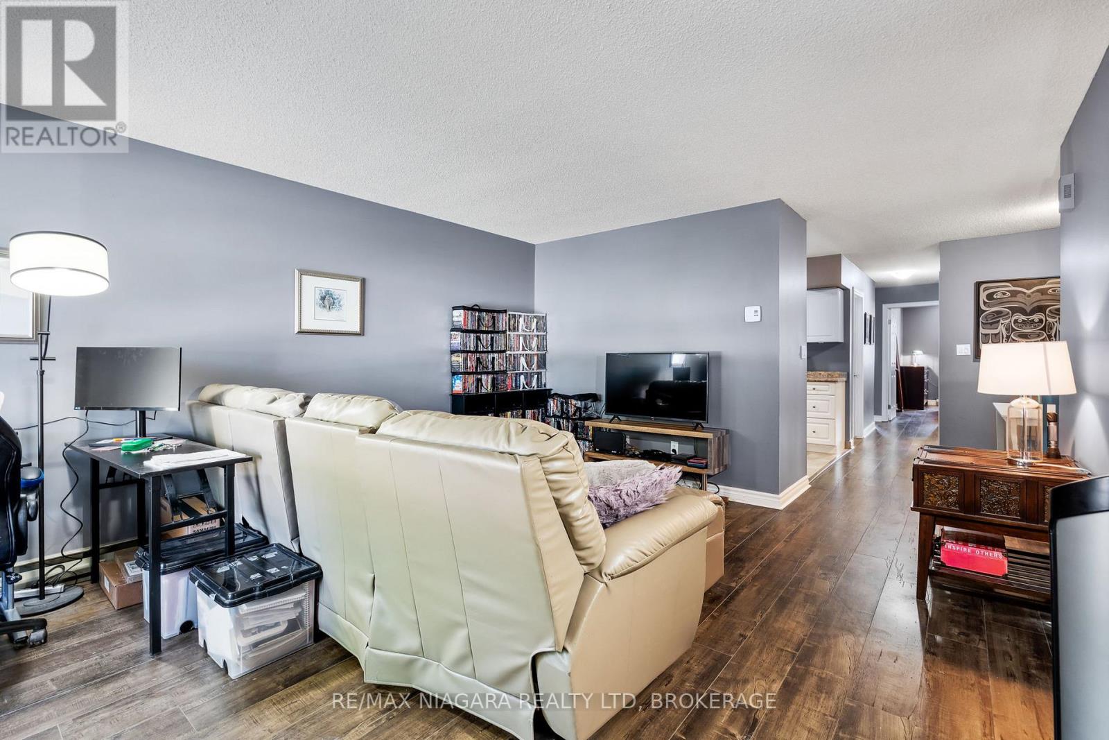 2 Walnut Street, St. Catharines (456 - Oakdale), Ontario  L2H 1H3 - Photo 7 - X12033243