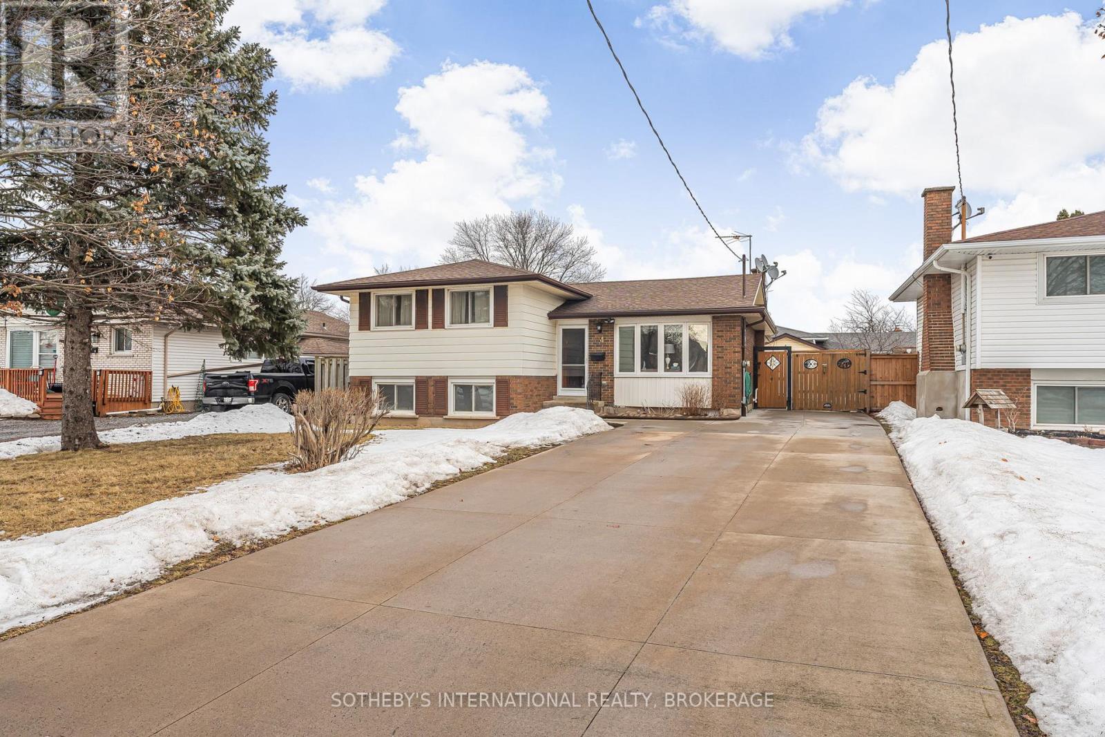 4 Huntley Crescent, St. Catharines (Carlton/bunting), Ontario  L2M 6E6 - Photo 2 - X12035424