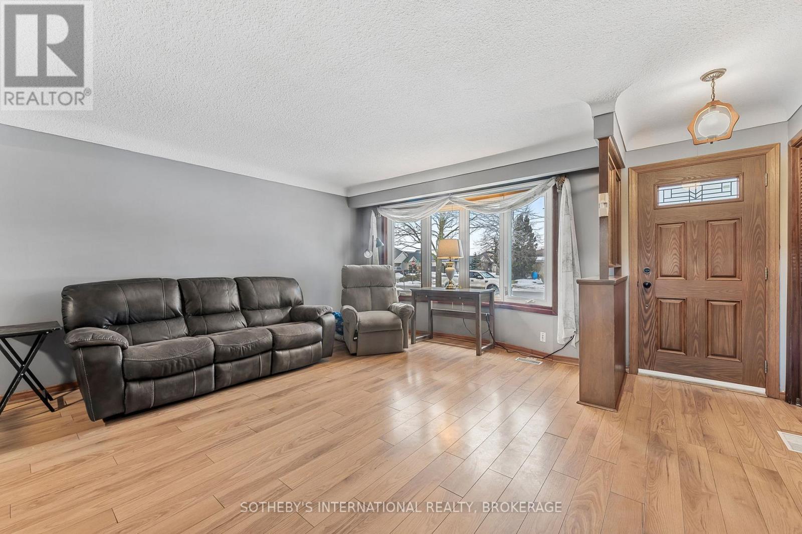 4 Huntley Crescent, St. Catharines (Carlton/bunting), Ontario  L2M 6E6 - Photo 4 - X12035424