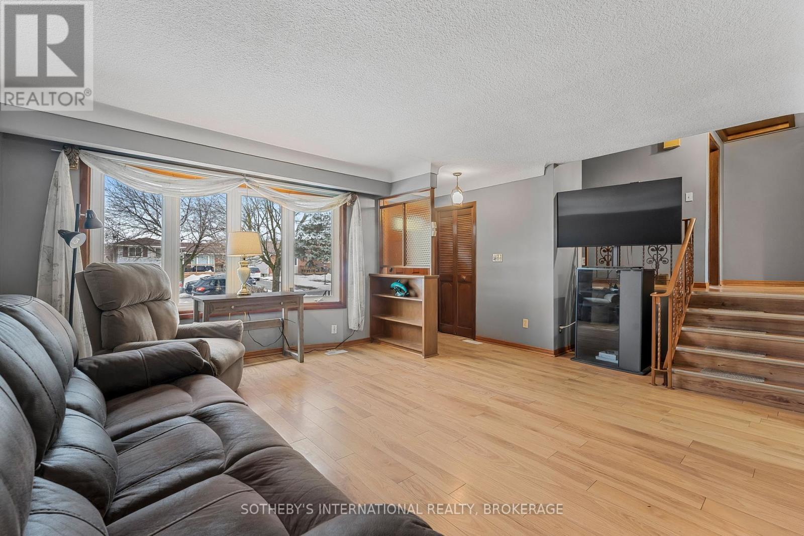 4 Huntley Crescent, St. Catharines (Carlton/bunting), Ontario  L2M 6E6 - Photo 5 - X12035424