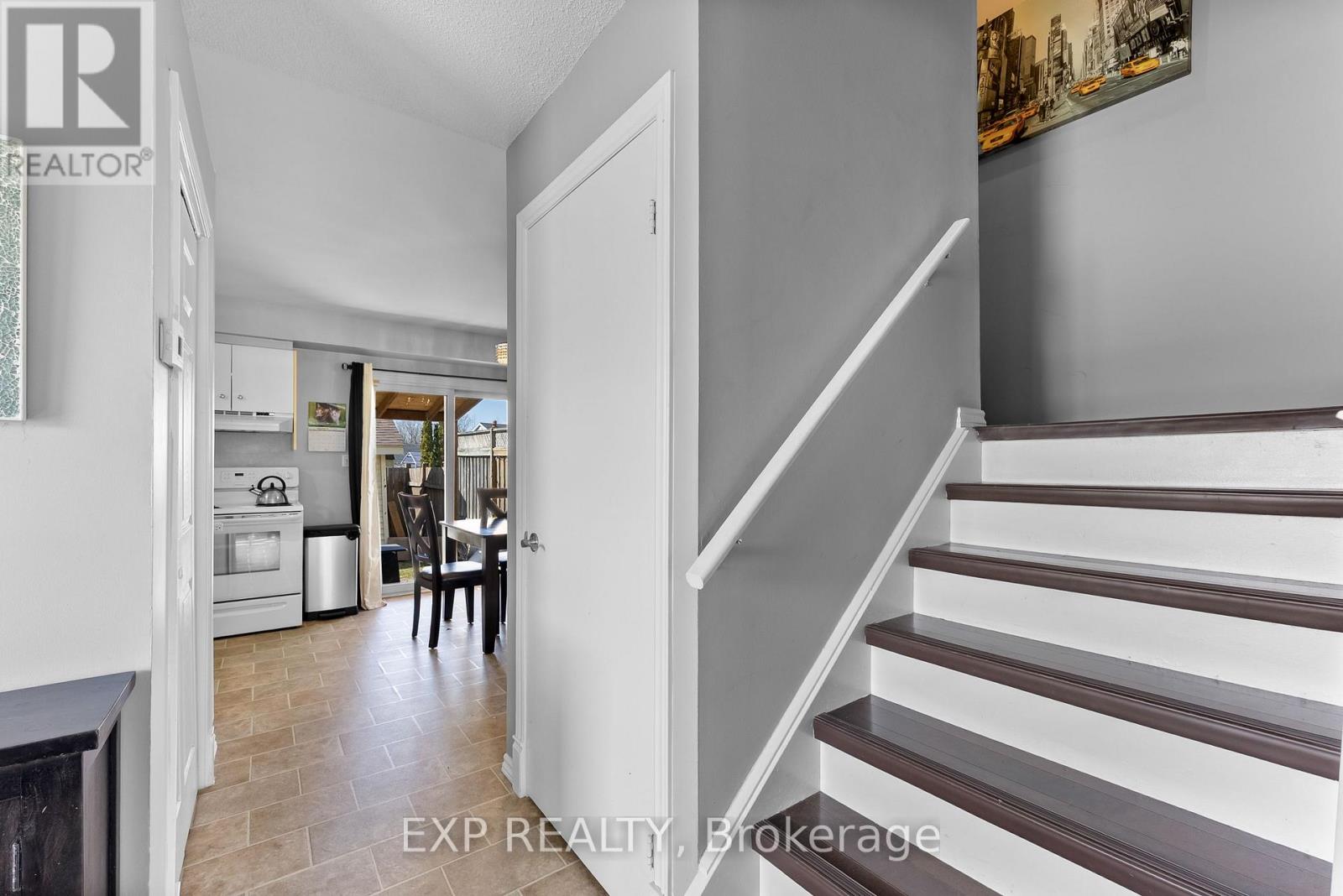 24 Station Street, Welland (772 - Broadway), Ontario  L3C 5K7 - Photo 5 - X12048290