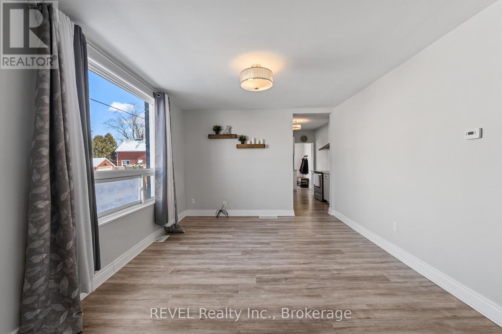 70 Oakland Avenue, Welland (772 - Broadway), Ontario  L3C 2C1 - Photo 11 - X12053116