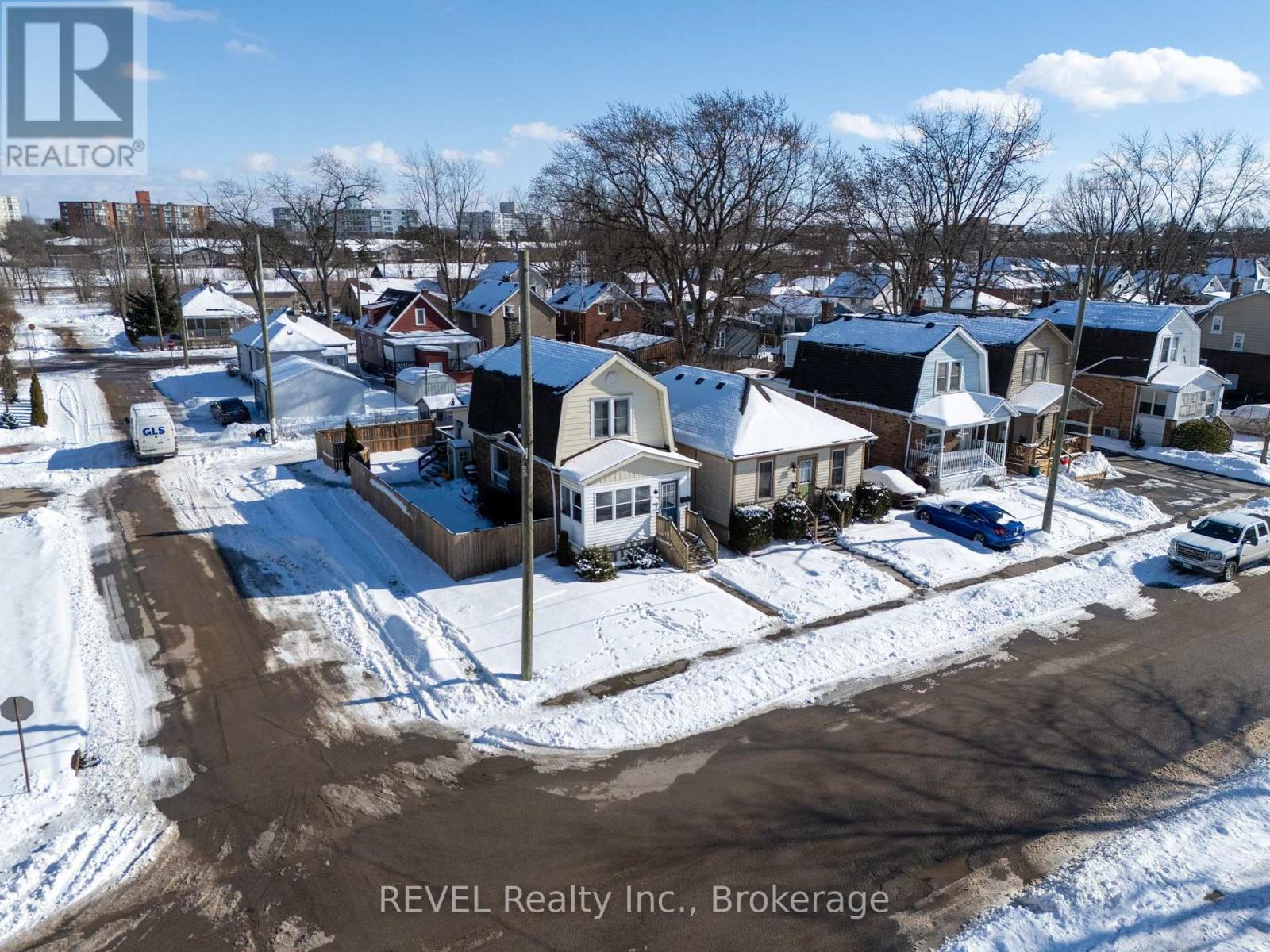 70 Oakland Avenue, Welland (772 - Broadway), Ontario  L3C 2C1 - Photo 2 - X12053116