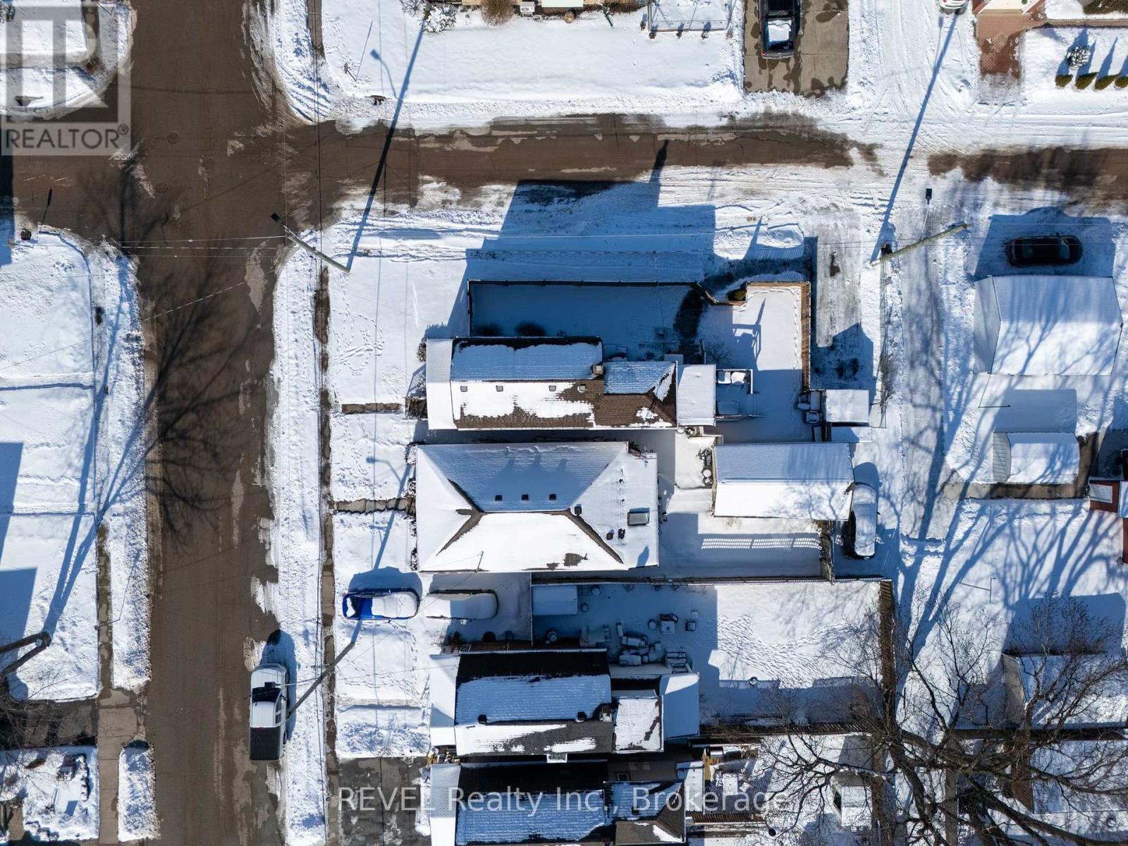 70 Oakland Avenue, Welland (772 - Broadway), Ontario  L3C 2C1 - Photo 3 - X12053116