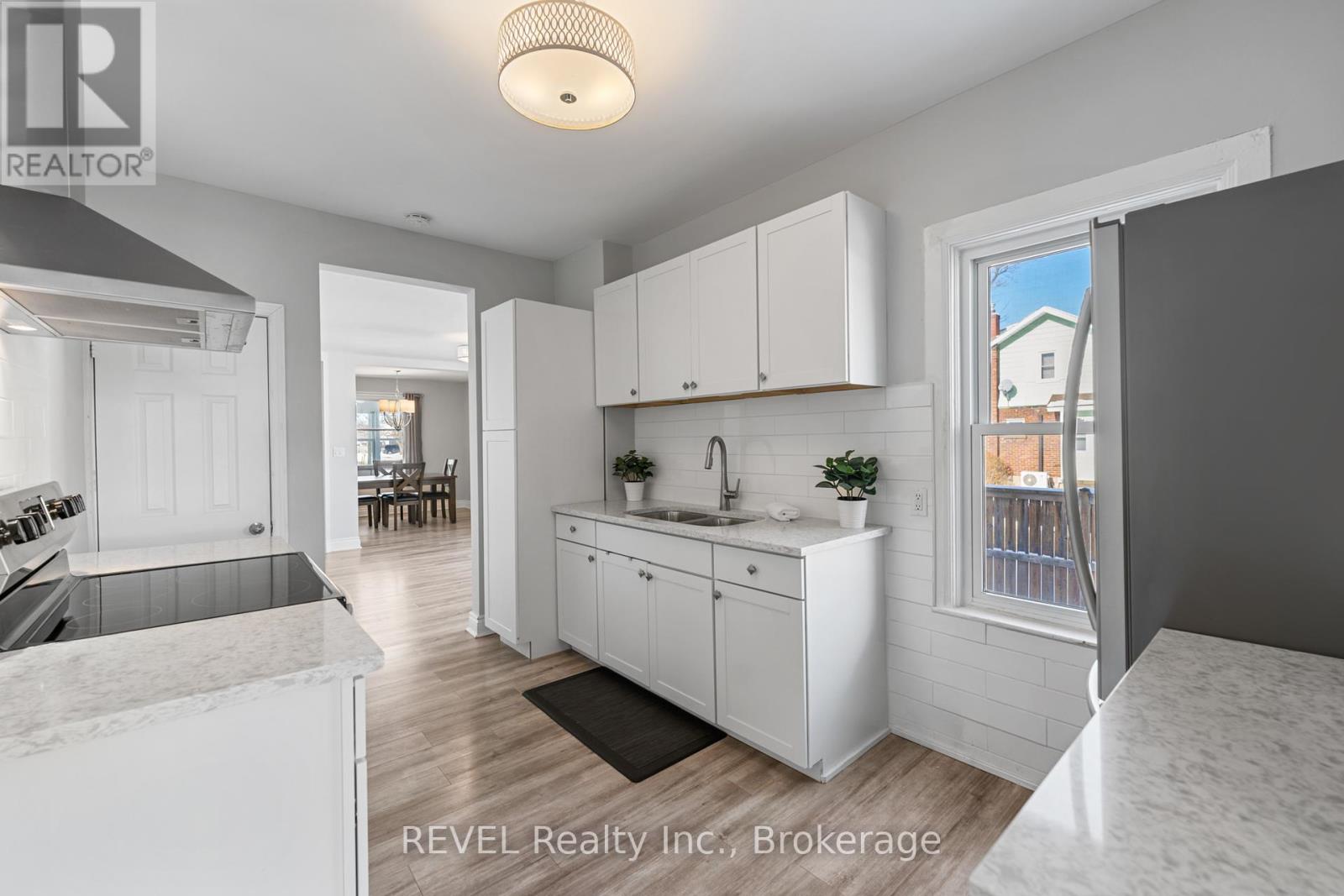 70 Oakland Avenue, Welland (772 - Broadway), Ontario  L3C 2C1 - Photo 6 - X12053116