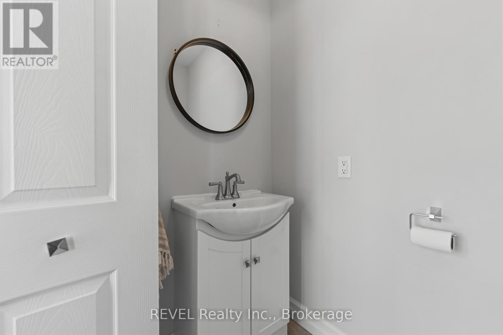 70 Oakland Avenue, Welland (772 - Broadway), Ontario  L3C 2C1 - Photo 8 - X12053116