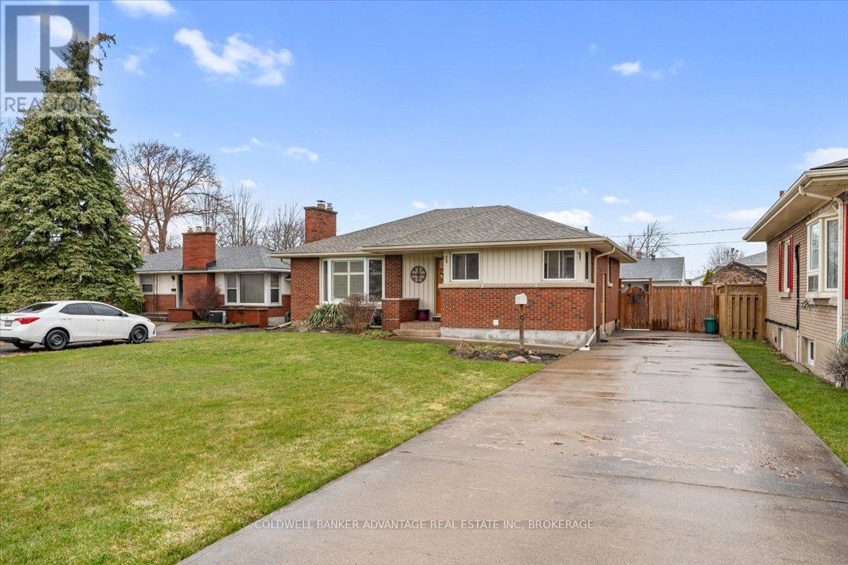 9 Meadowvale Drive, St. Catharines (443 - Lakeport), Ontario  L2N 3Z6 - Photo 2 - X12055441