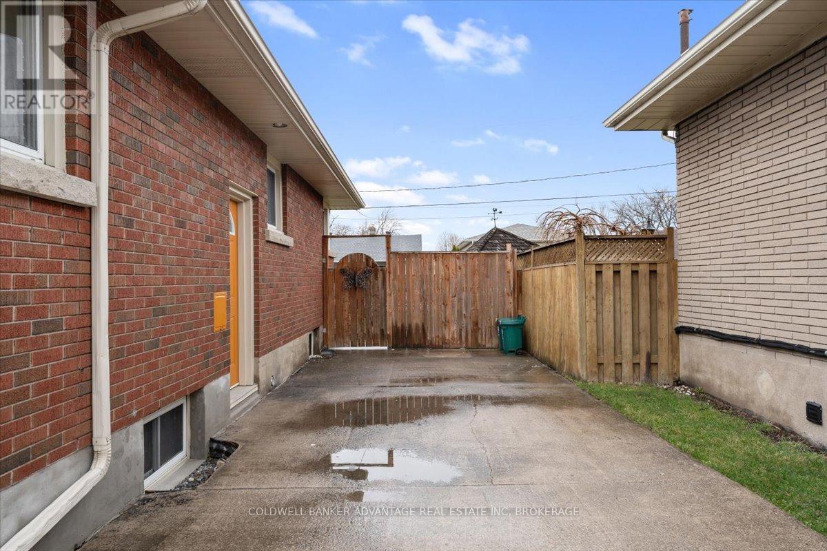 9 Meadowvale Drive, St. Catharines (443 - Lakeport), Ontario  L2N 3Z6 - Photo 5 - X12055441