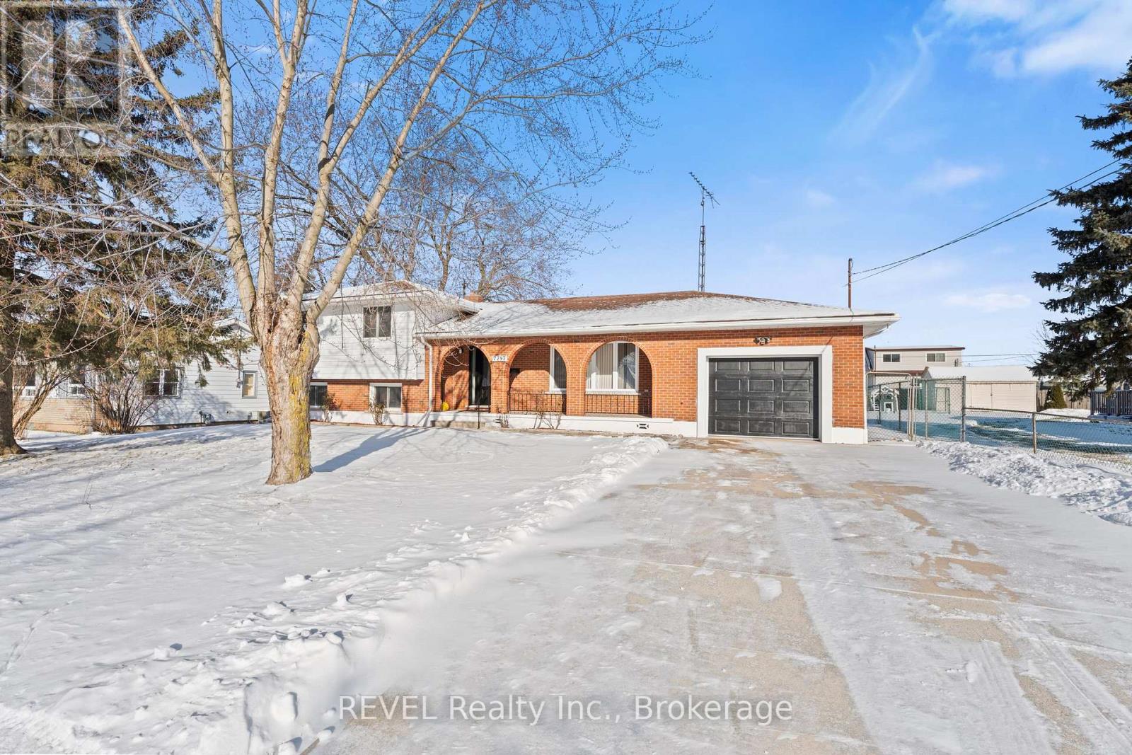 7797 Mulhern Street, Niagara Falls (Ascot), Ontario  L2H 1B6 - Photo 2 - X12055926