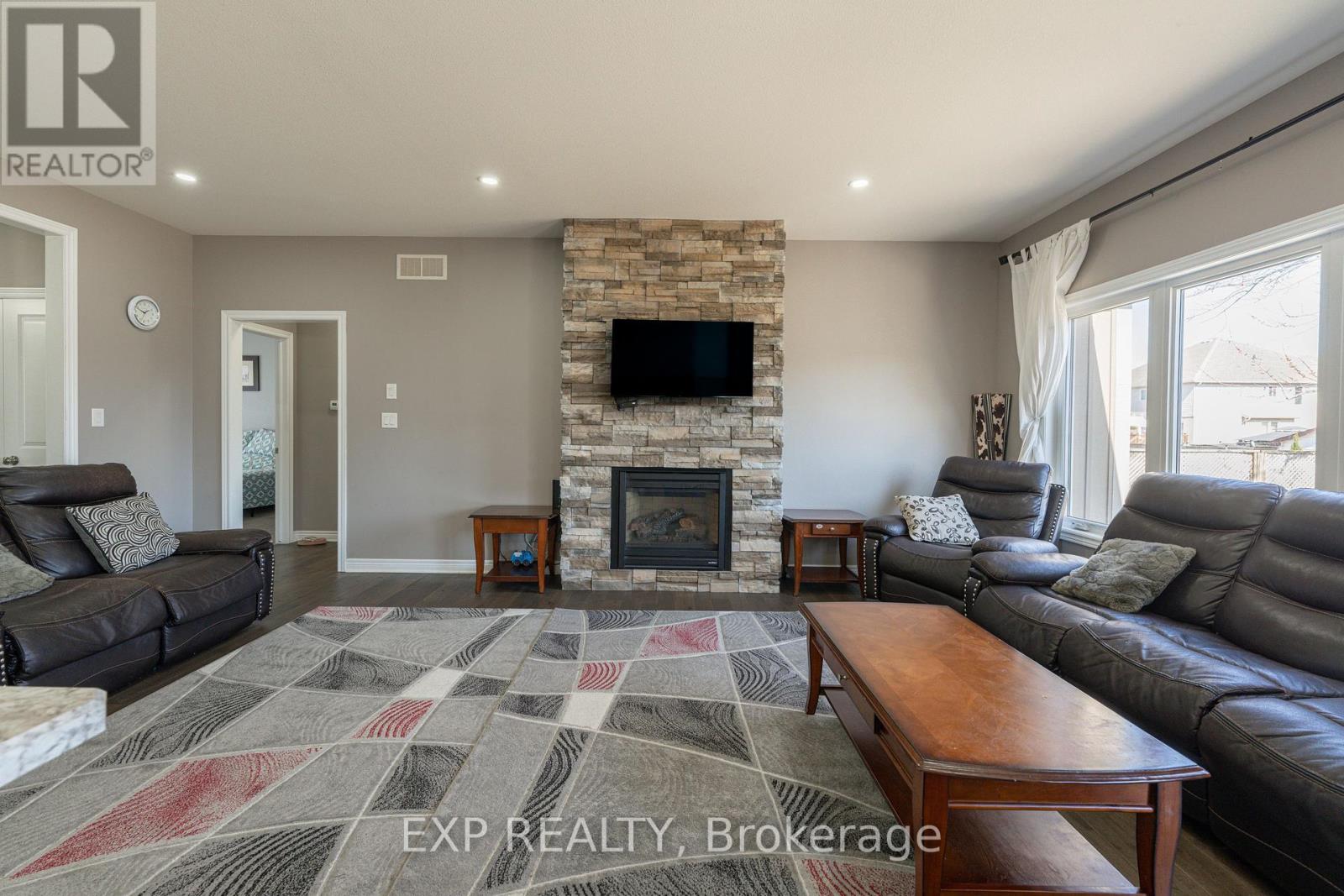 7148 Garner Road, Niagara Falls (219 - Forestview), Ontario  L2E 6S5 - Photo 12 - X12056602
