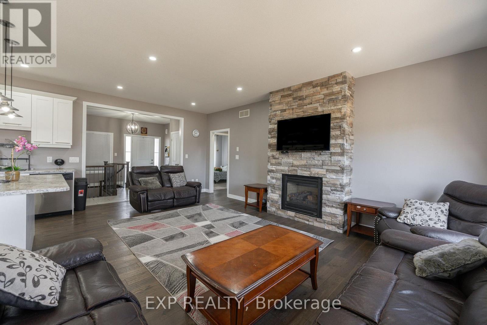 7148 Garner Road, Niagara Falls (219 - Forestview), Ontario  L2E 6S5 - Photo 13 - X12056602