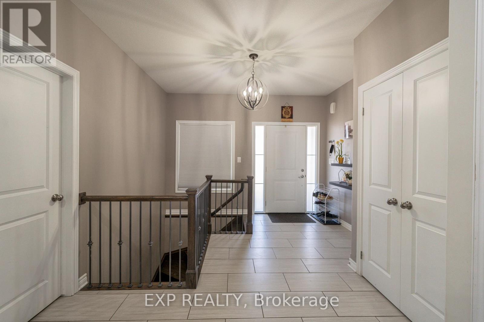 7148 Garner Road, Niagara Falls (219 - Forestview), Ontario  L2E 6S5 - Photo 8 - X12056602