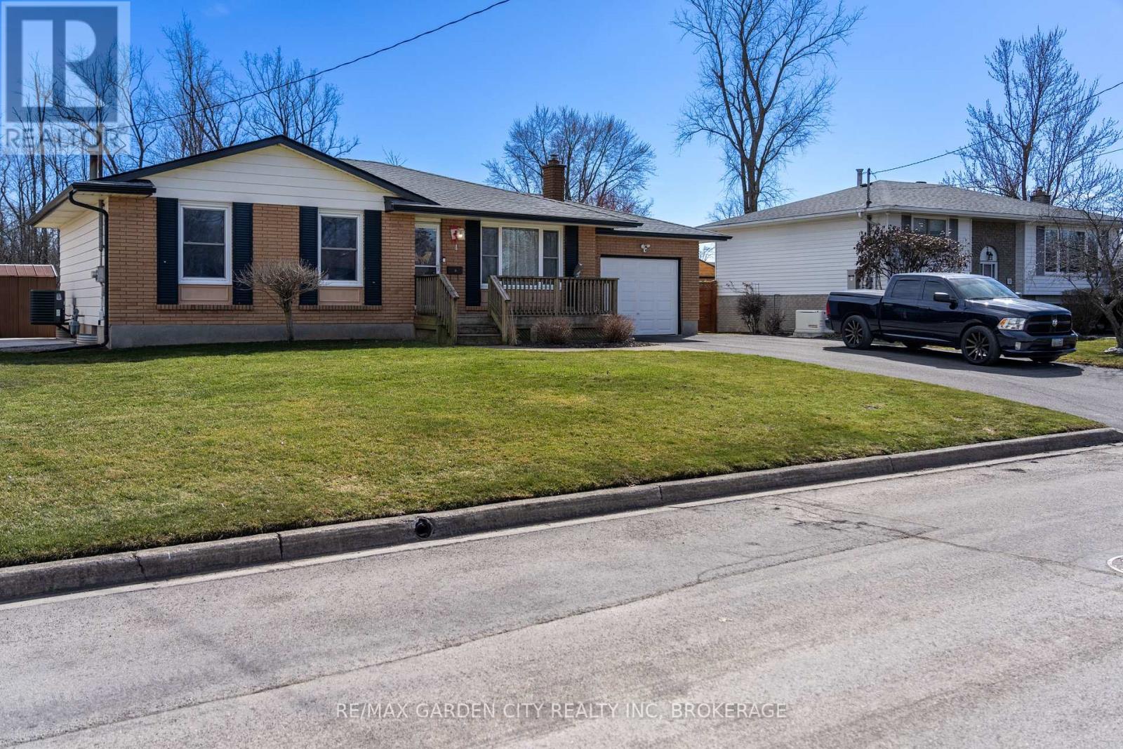 4 ENGLEWOOD COURT, fort erie (334 - crescent park), Ontario
