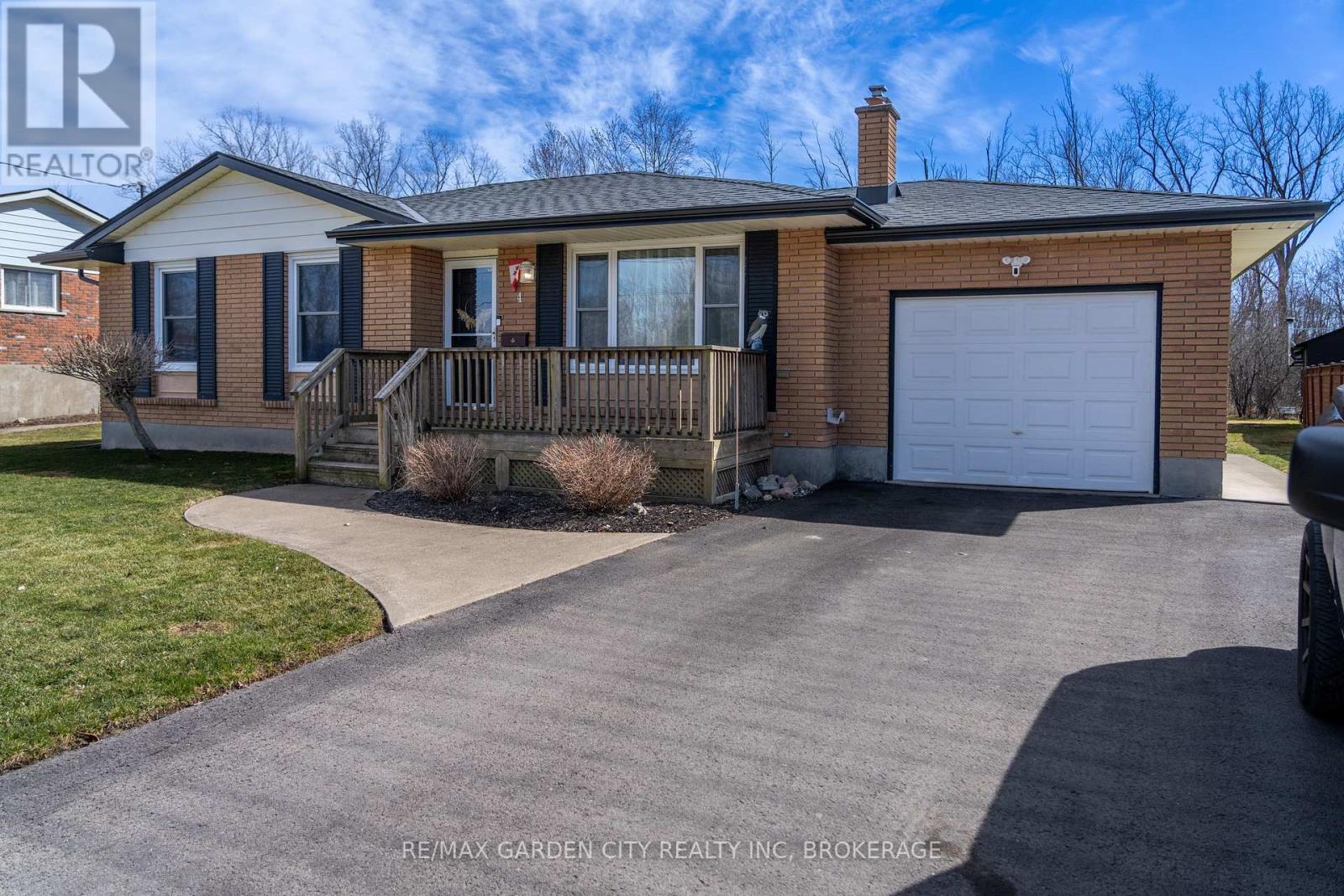 4 Englewood Court, Fort Erie (334 - Crescent Park), Ontario  L2A 5X5 - Photo 2 - X12059197