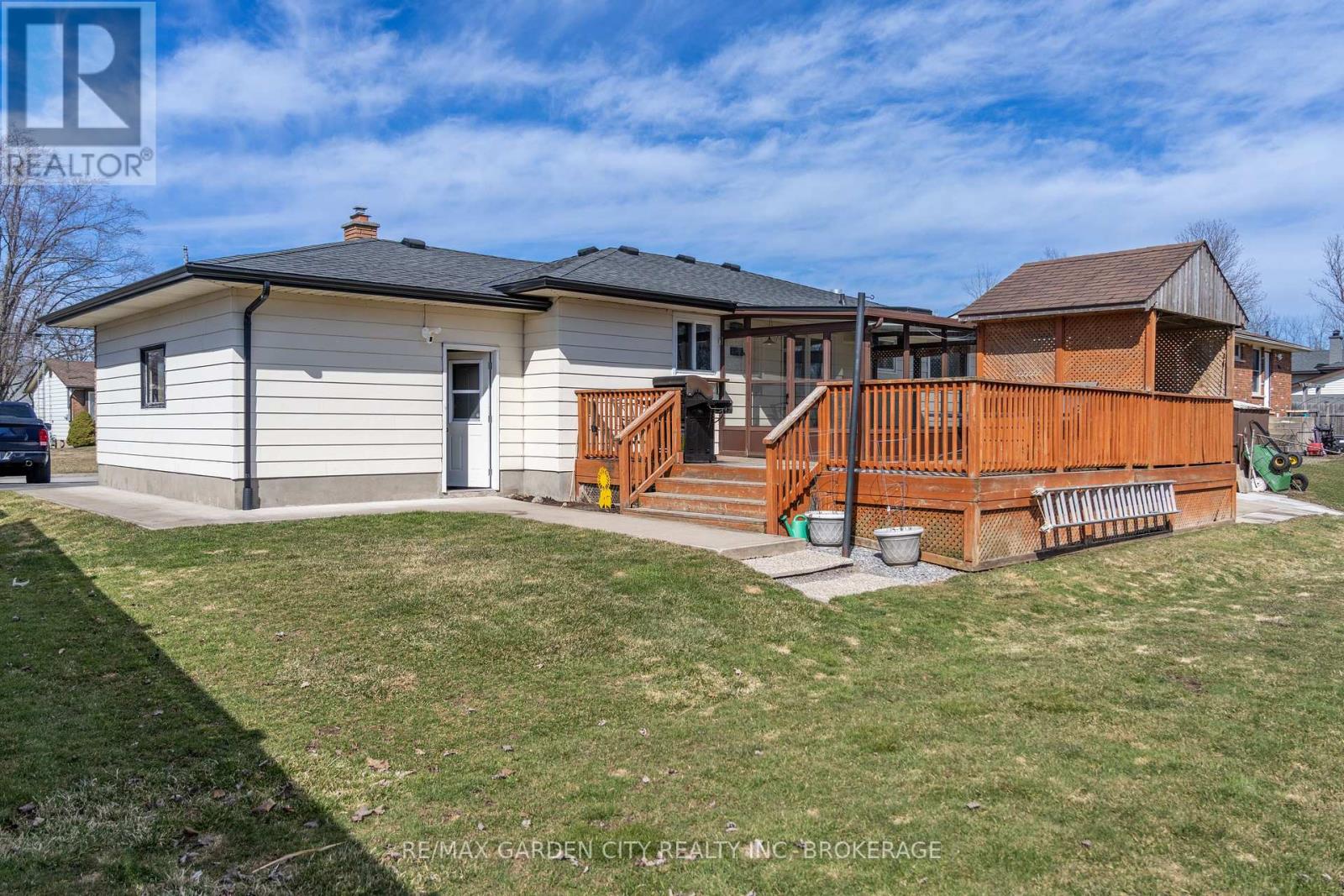 4 Englewood Court, Fort Erie (334 - Crescent Park), Ontario  L2A 5X5 - Photo 6 - X12059197