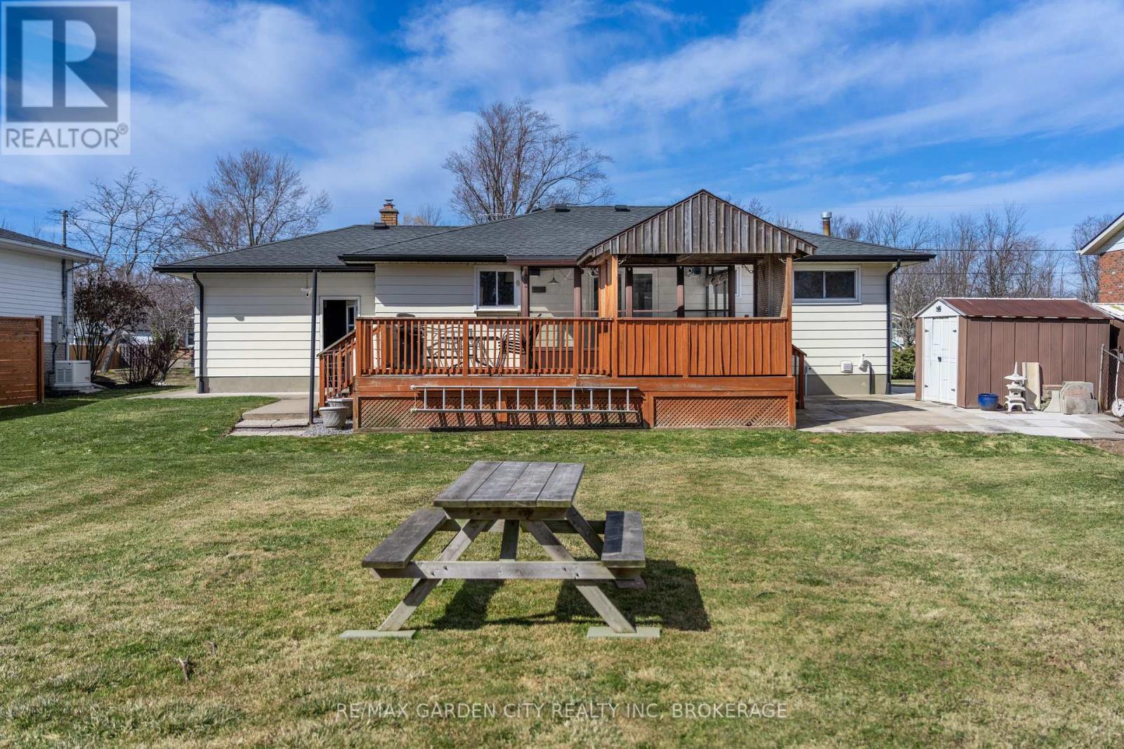 4 Englewood Court, Fort Erie (334 - Crescent Park), Ontario  L2A 5X5 - Photo 7 - X12059197