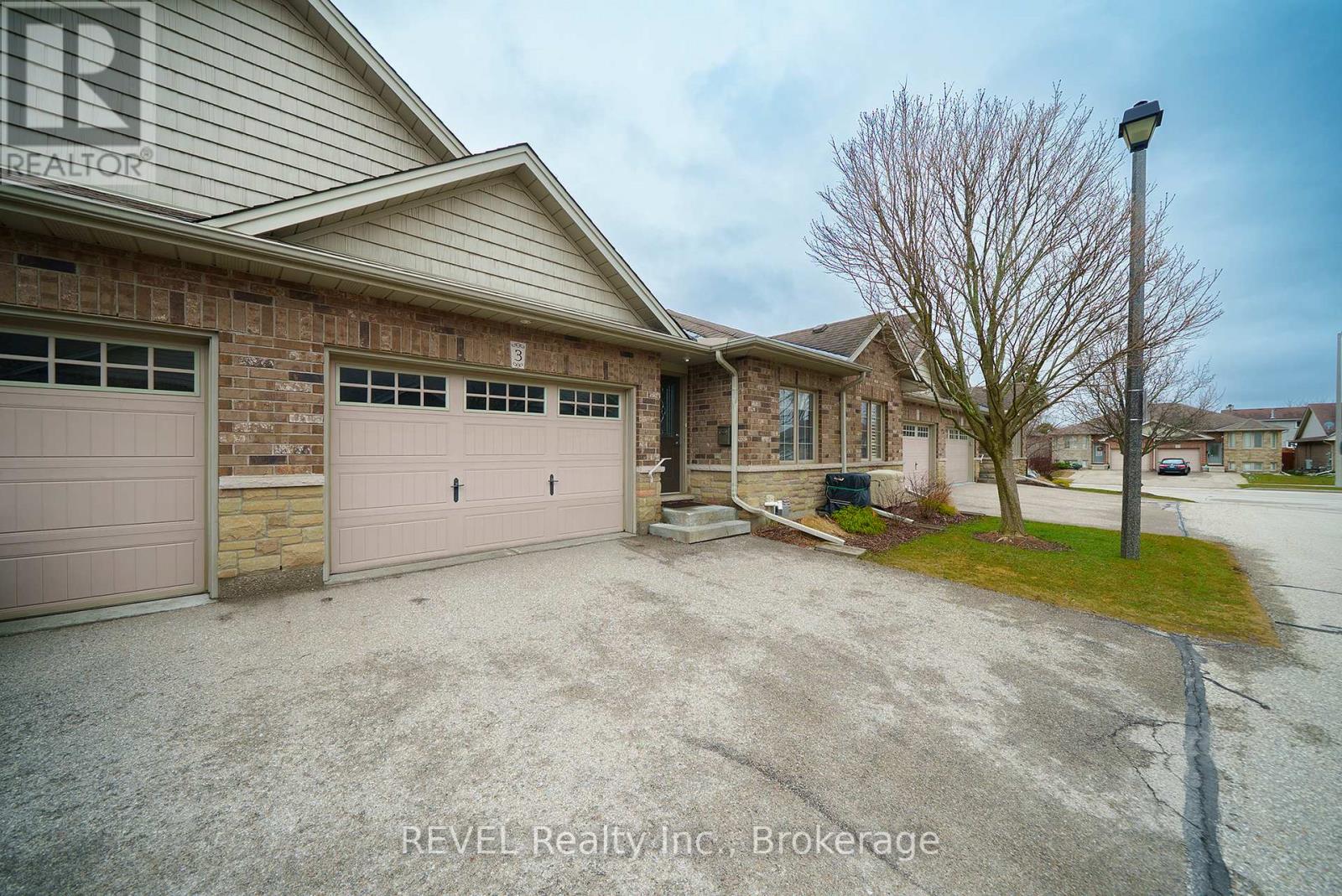 3 - 560 Grey Street, Brantford, Ontario  N3S 0C4 - Photo 2 - X12059813