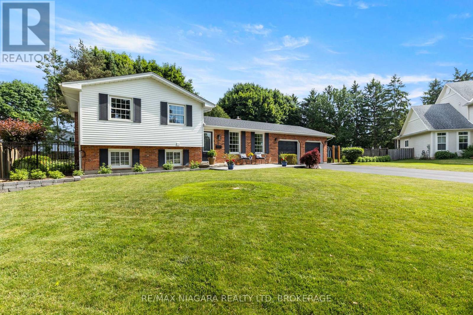5 Loyalist Court, Niagara-On-The-Lake (101 - Town), Ontario  L0S 1J0 - Photo 2 - X12061401