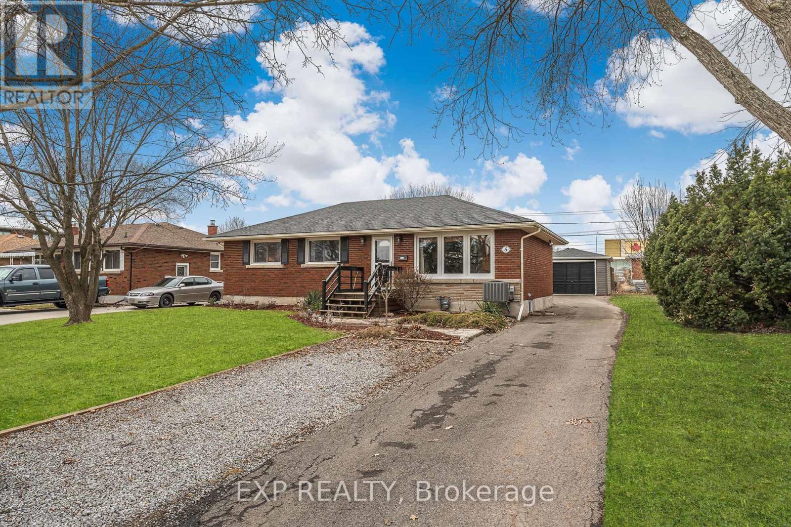 5 Tamarack Street, Welland (Prince Charles), Ontario  L3C 4X6 - Photo 3 - X12063069