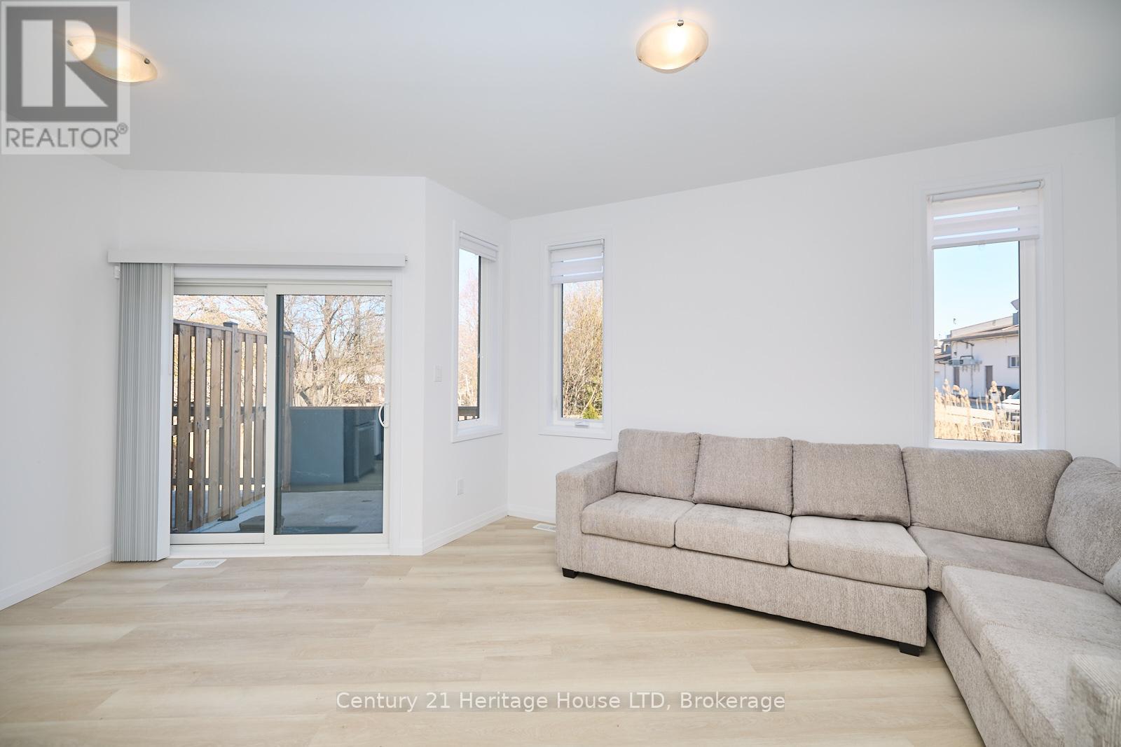 31 - 1465 Station Street, Pelham (662 - Fonthill), Ontario  L0S 1E3 - Photo 4 - X12063571