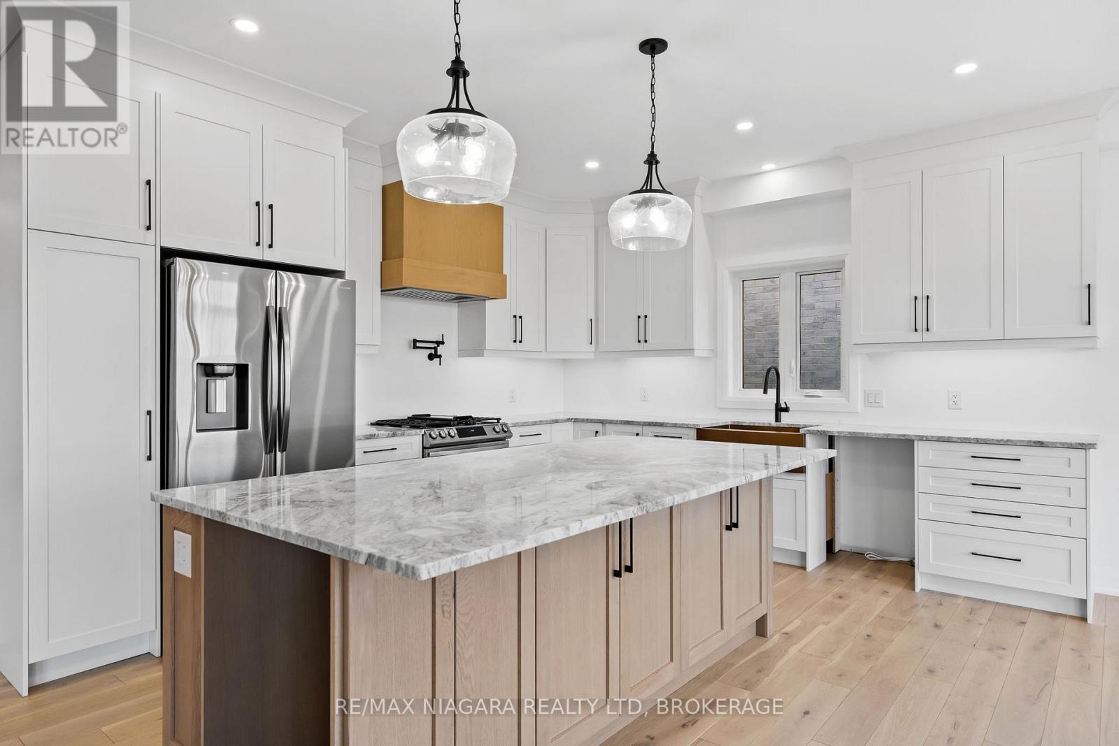 4213 Manson Lane, Lincoln (982 - Beamsville), Ontario  L0R 1G0 - Photo 5 - X12063578