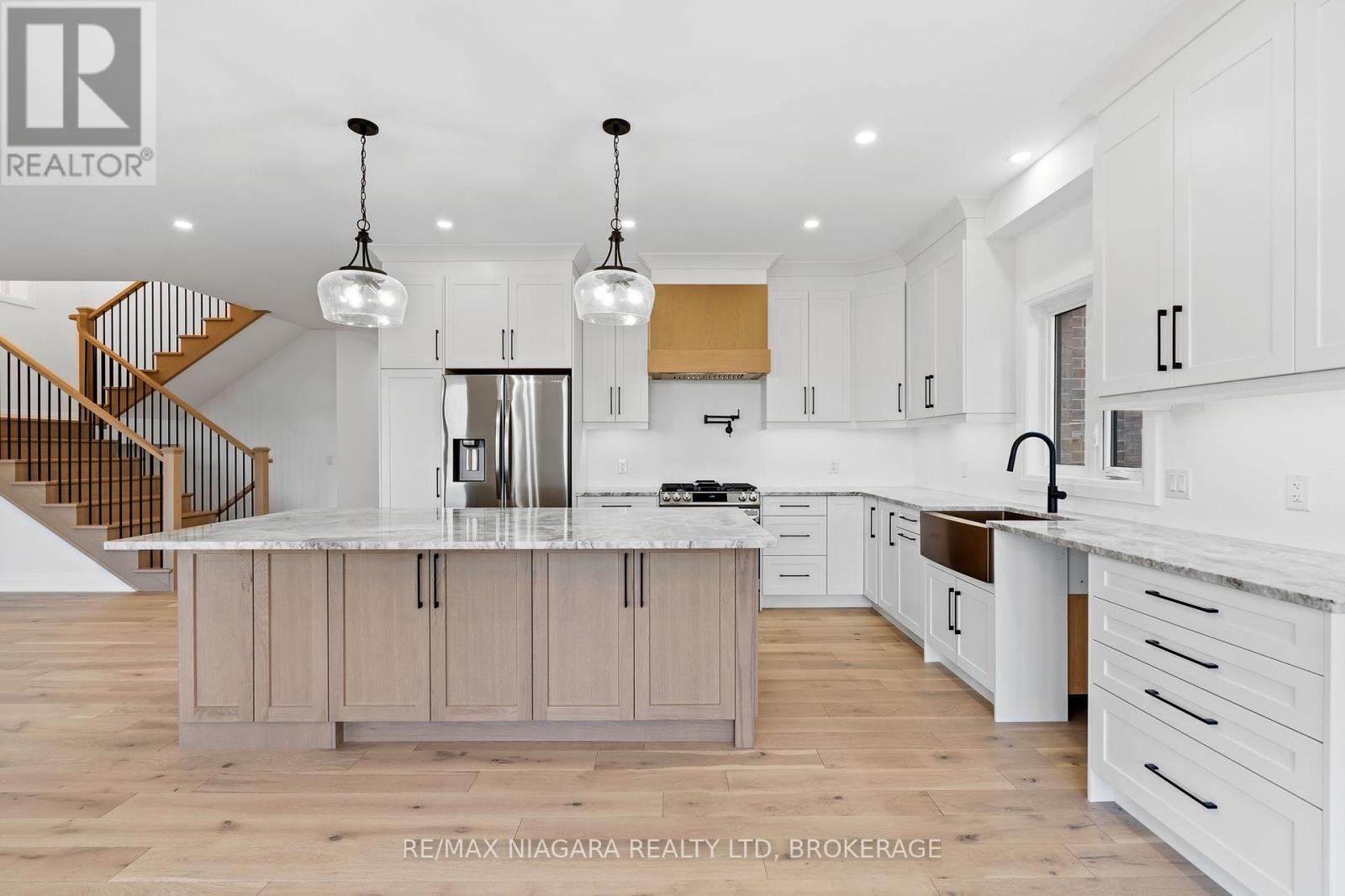 4213 Manson Lane, Lincoln (982 - Beamsville), Ontario  L0R 1G0 - Photo 6 - X12063578