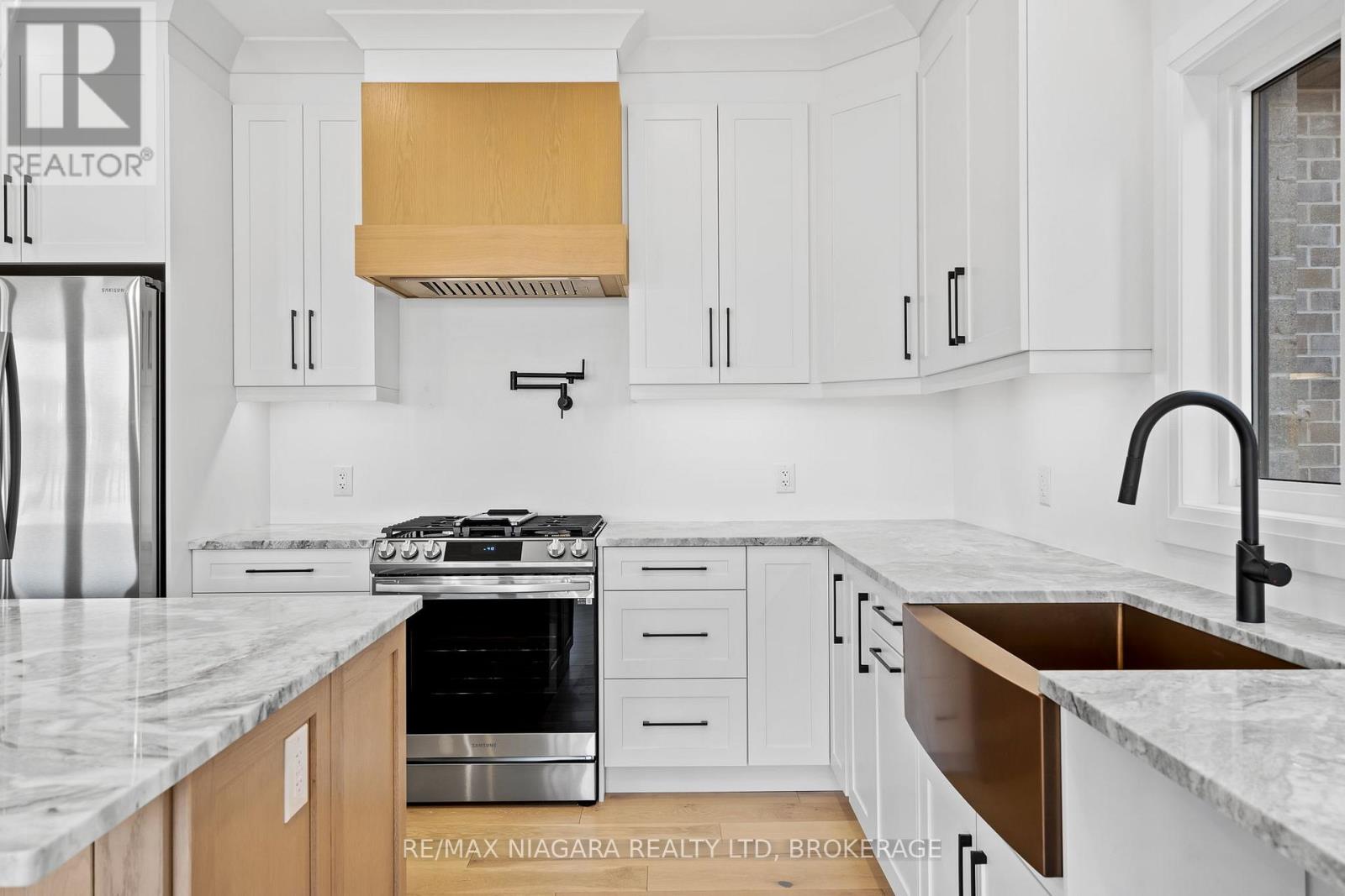 4213 Manson Lane, Lincoln (982 - Beamsville), Ontario  L0R 1G0 - Photo 7 - X12063578