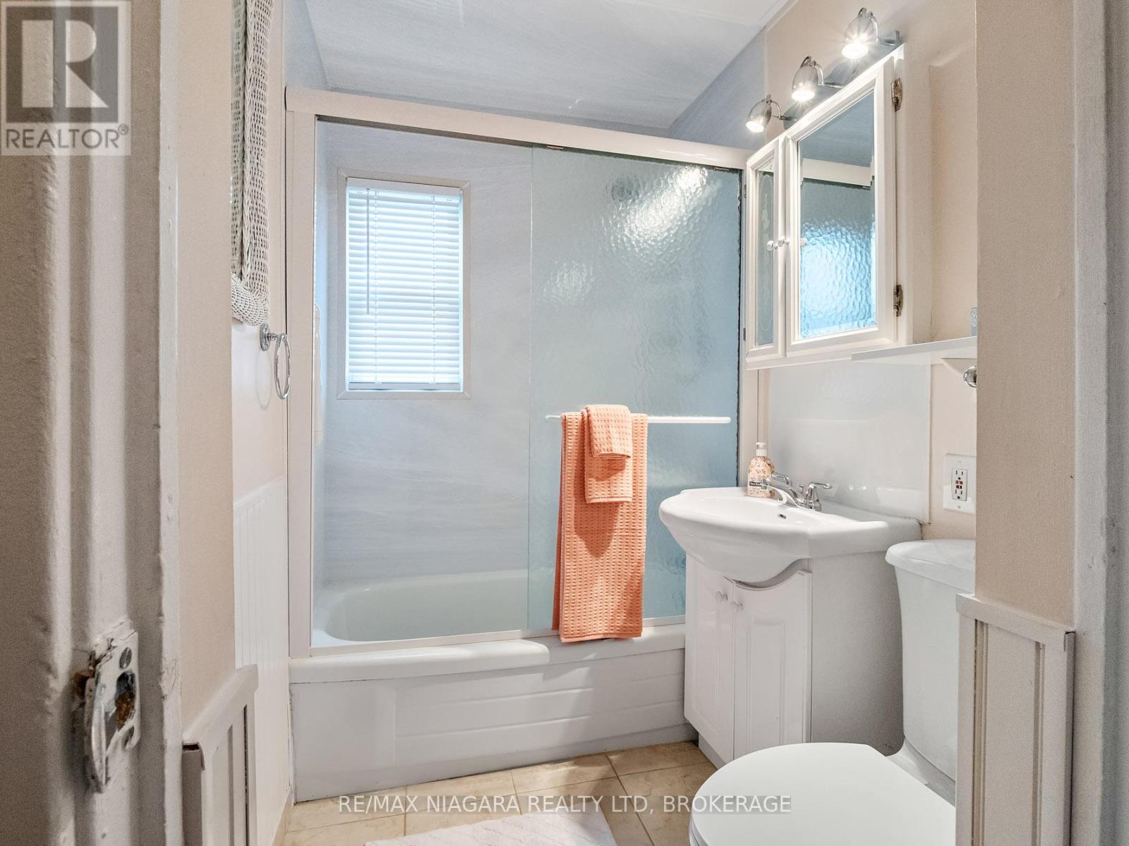 207 Gilmore Road, Fort Erie (332 - Central), Ontario  L2A 2M2 - Photo 12 - X12067033