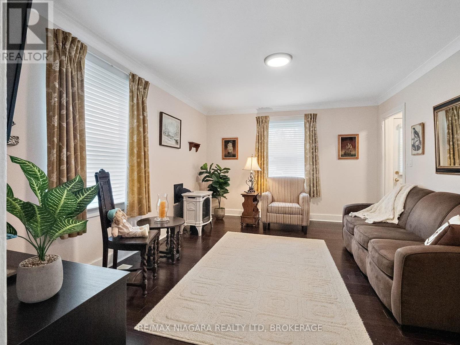 207 Gilmore Road, Fort Erie (332 - Central), Ontario  L2A 2M2 - Photo 6 - X12067033