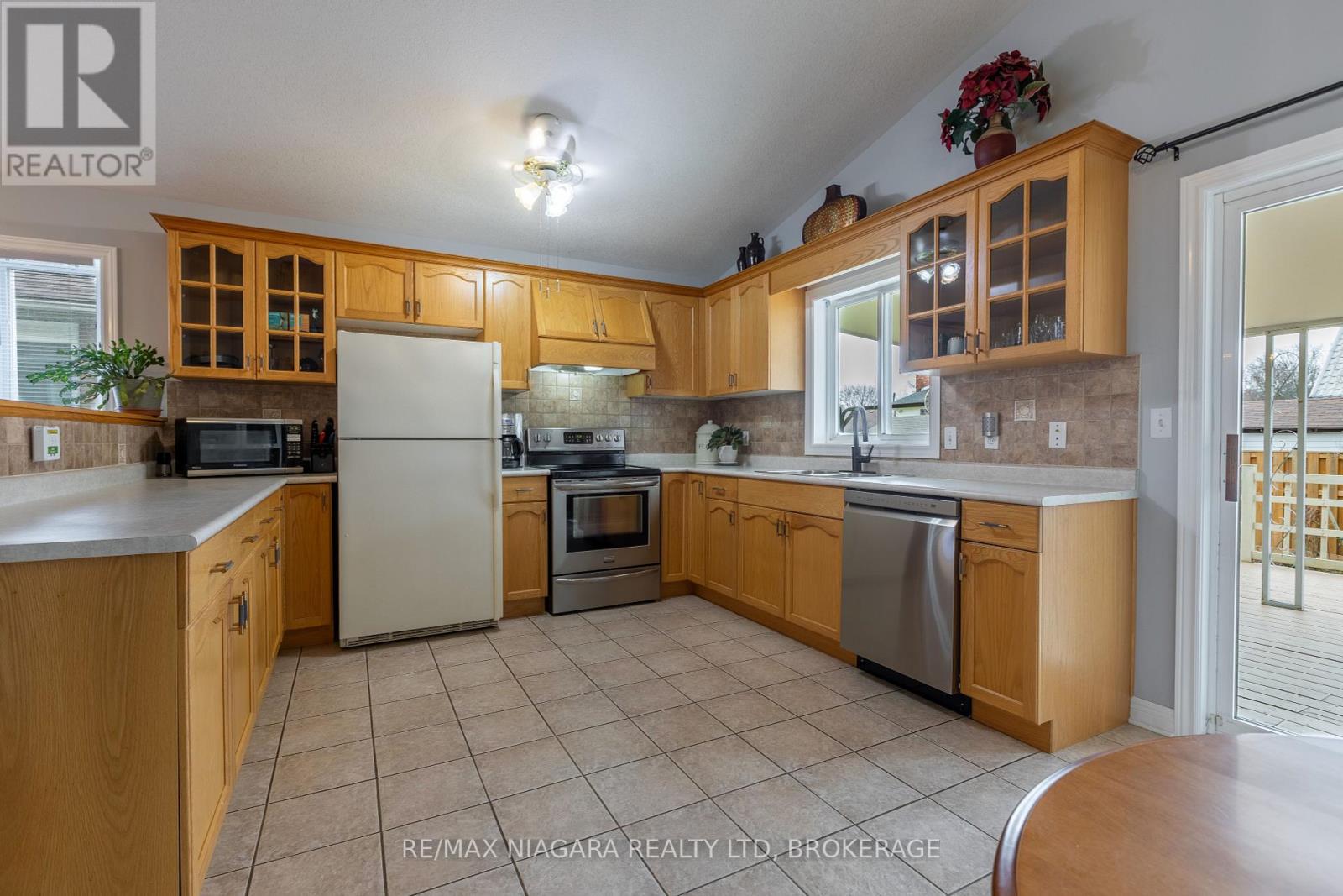 15 Lea Crescent, Welland (769 - Prince Charles), Ontario  L3C 7J6 - Photo 8 - X12072689