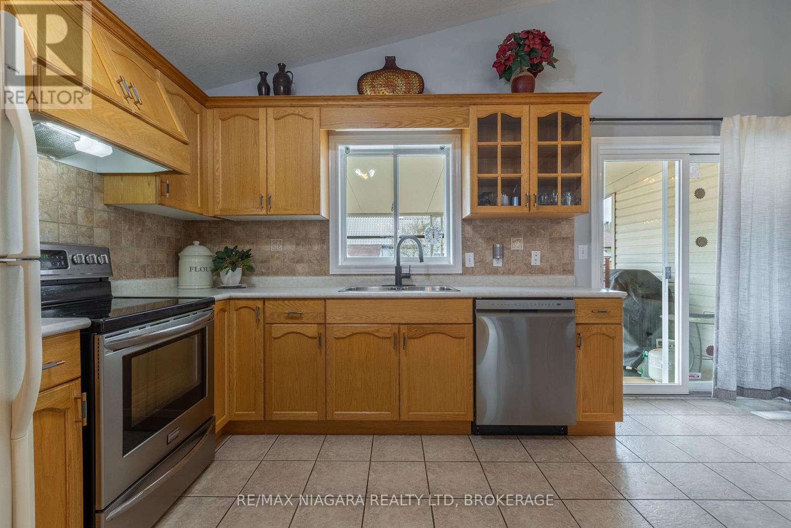 15 Lea Crescent, Welland (769 - Prince Charles), Ontario  L3C 7J6 - Photo 9 - X12072689