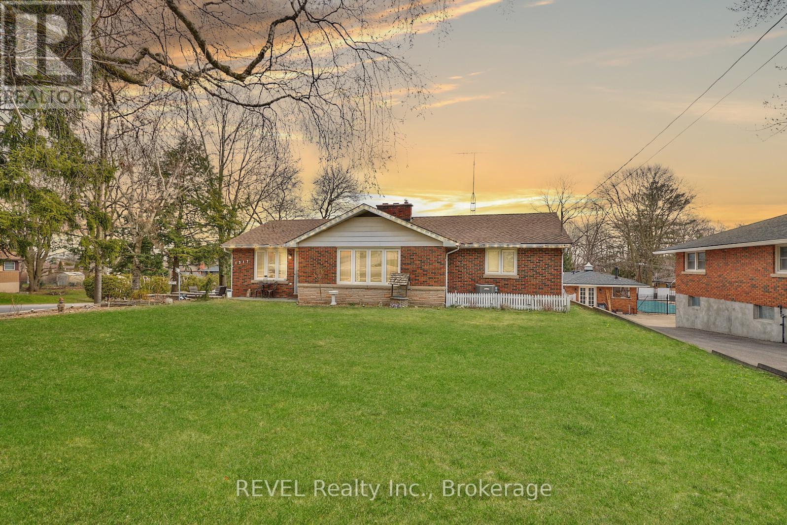 1317 Pelham Street, Pelham (662 - Fonthill), Ontario  L0S 1E0 - Photo 4 - X12074045