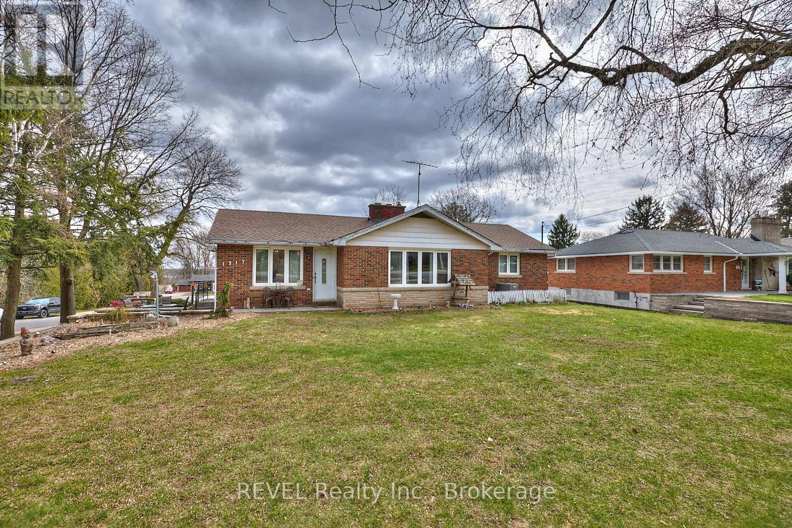 1317 Pelham Street, Pelham (662 - Fonthill), Ontario  L0S 1E0 - Photo 5 - X12074045