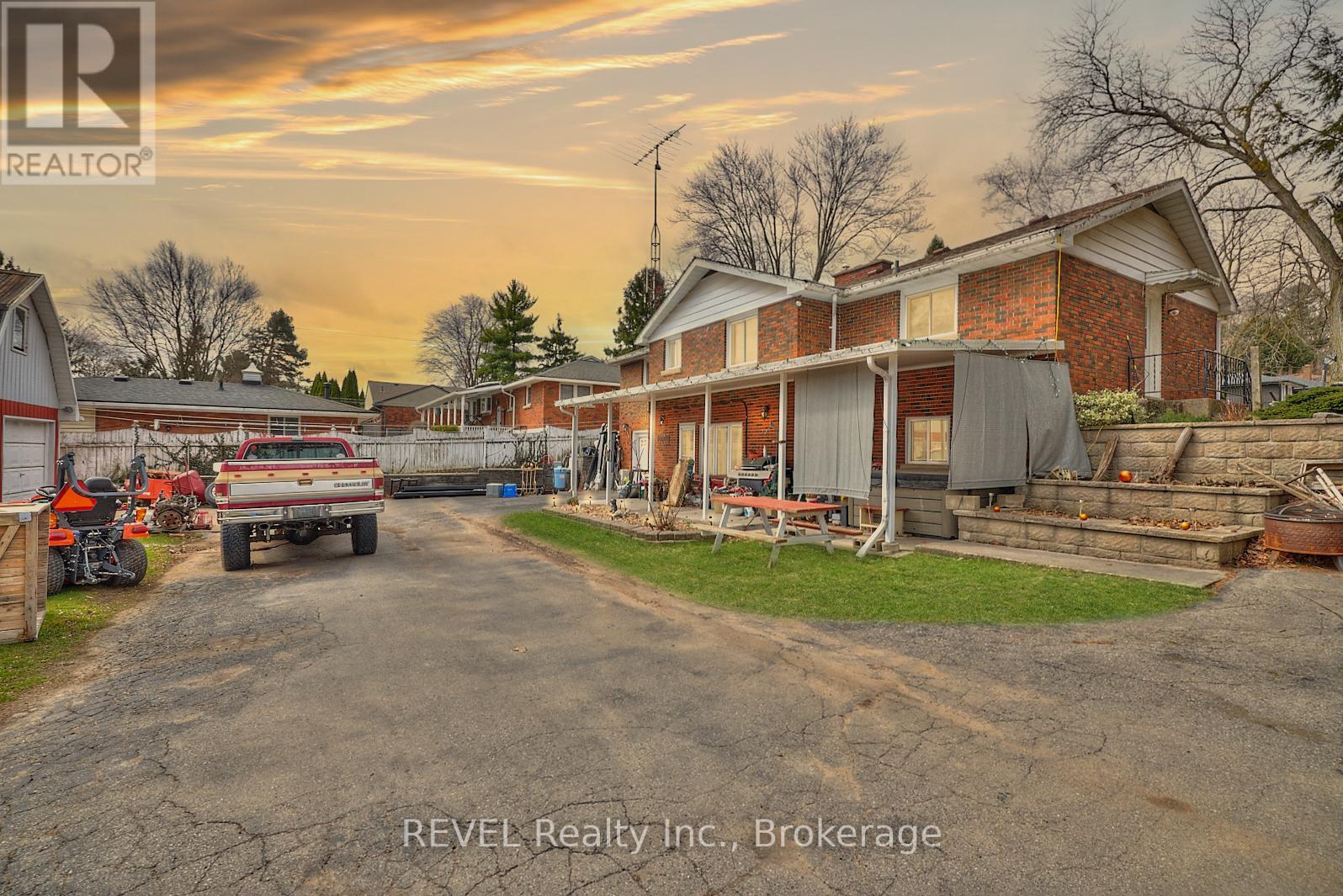 1317 Pelham Street, Pelham (662 - Fonthill), Ontario  L0S 1E0 - Photo 7 - X12074045