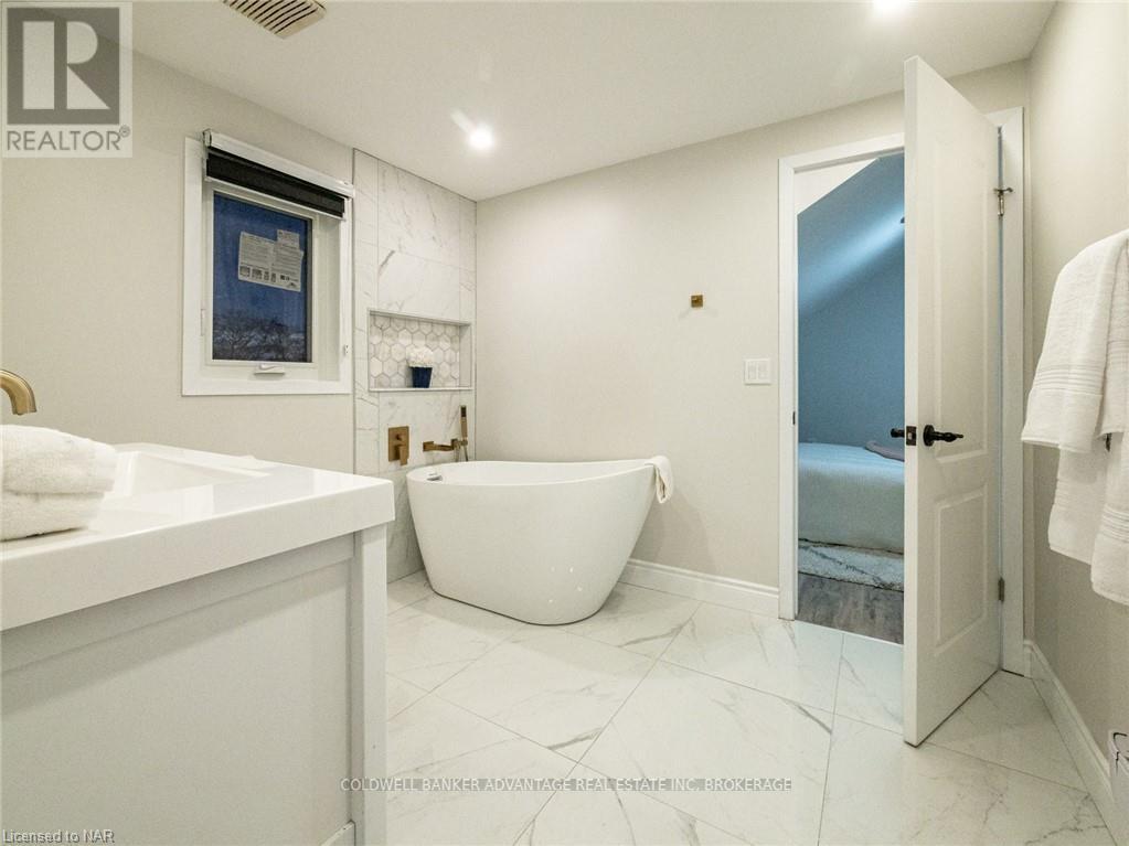 Upper Unit - 181 Thorold Road, Welland (769 - Prince Charles), Ontario  L3C 3V8 - Photo 11 - X12074055