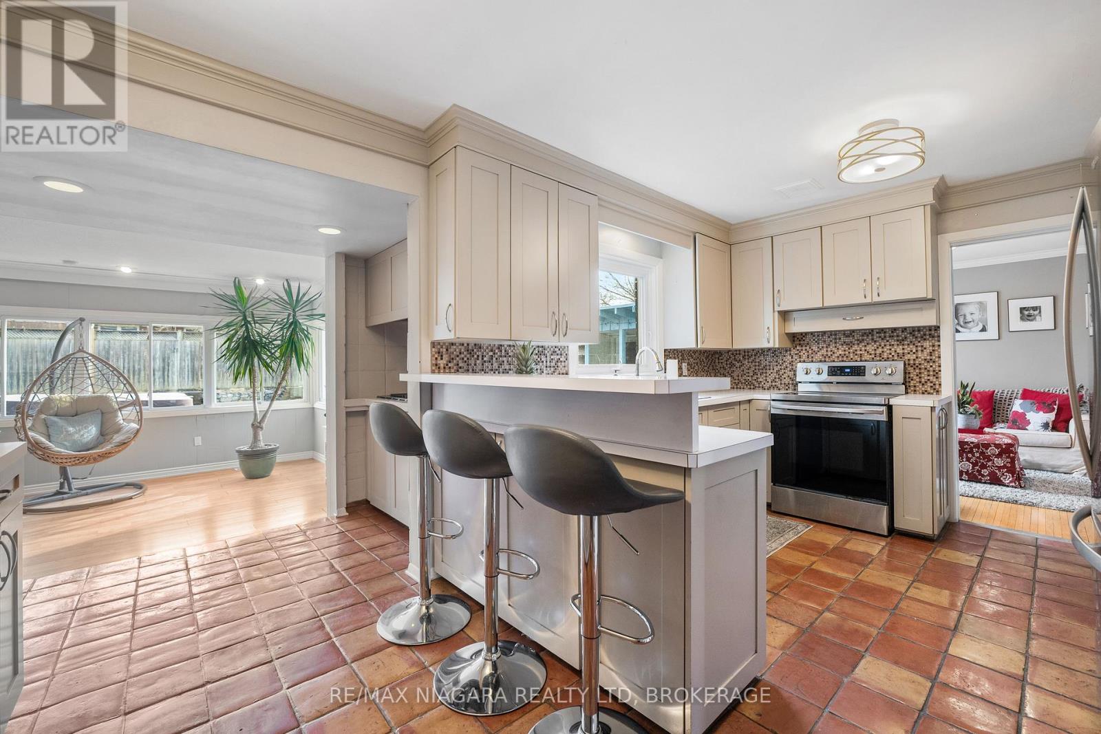 10 Shepherds Circle, St. Catharines (461 - Glendale/glenridge), Ontario  L2T 2C9 - Photo 10 - X12077952