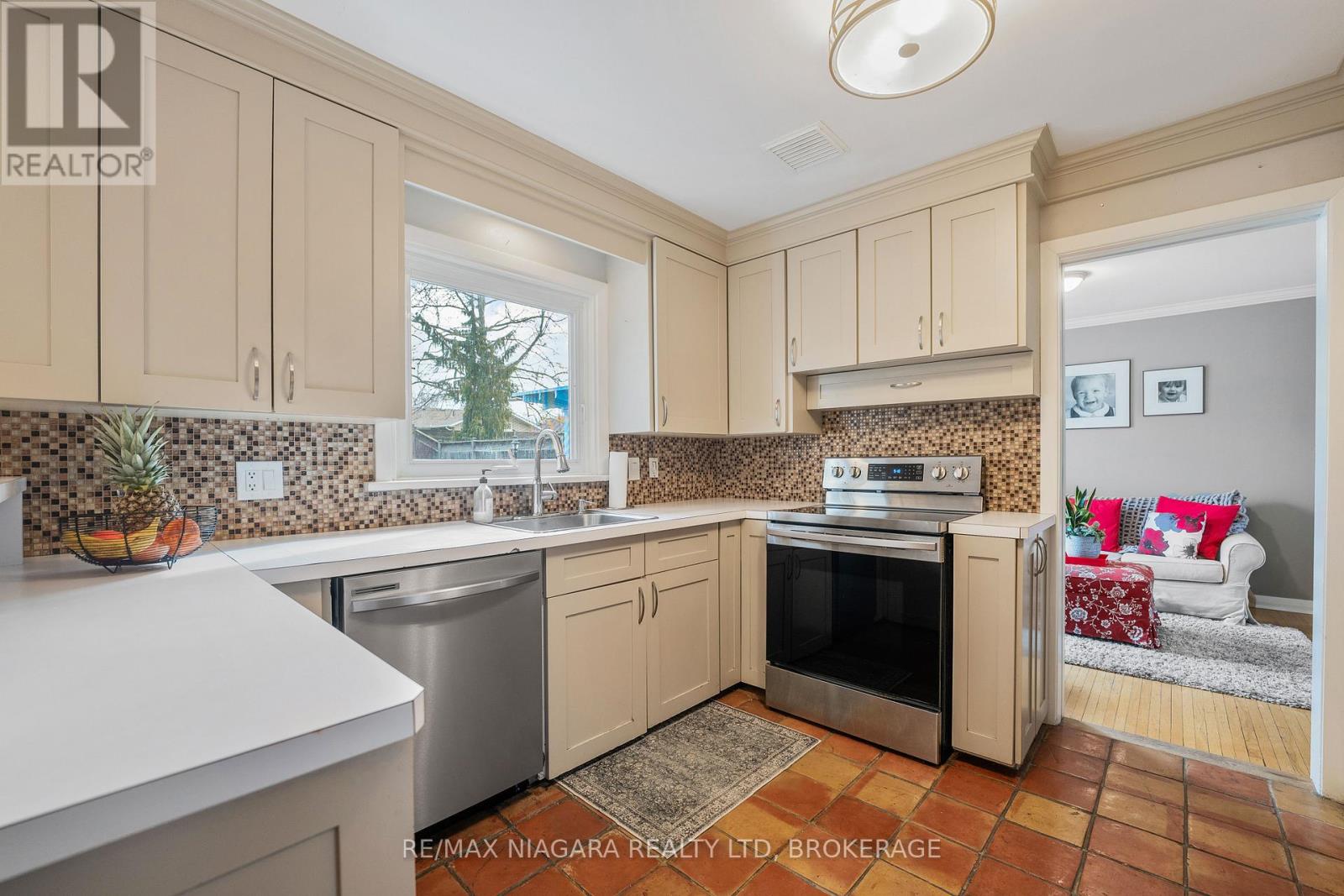 10 Shepherds Circle, St. Catharines (461 - Glendale/glenridge), Ontario  L2T 2C9 - Photo 11 - X12077952