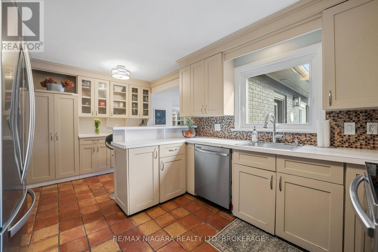 10 Shepherds Circle, St. Catharines (461 - Glendale/glenridge), Ontario  L2T 2C9 - Photo 12 - X12077952