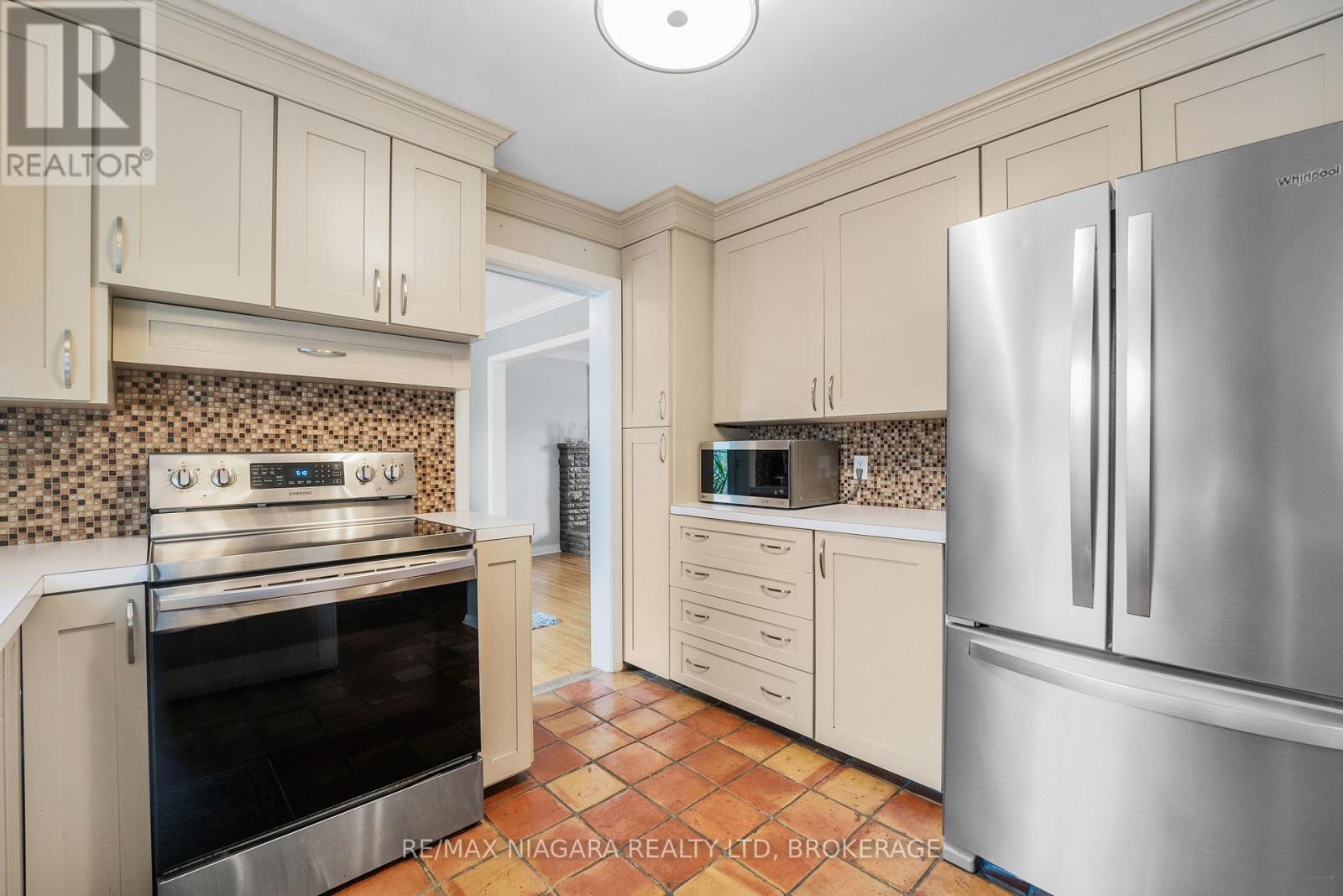 10 Shepherds Circle, St. Catharines (461 - Glendale/glenridge), Ontario  L2T 2C9 - Photo 13 - X12077952