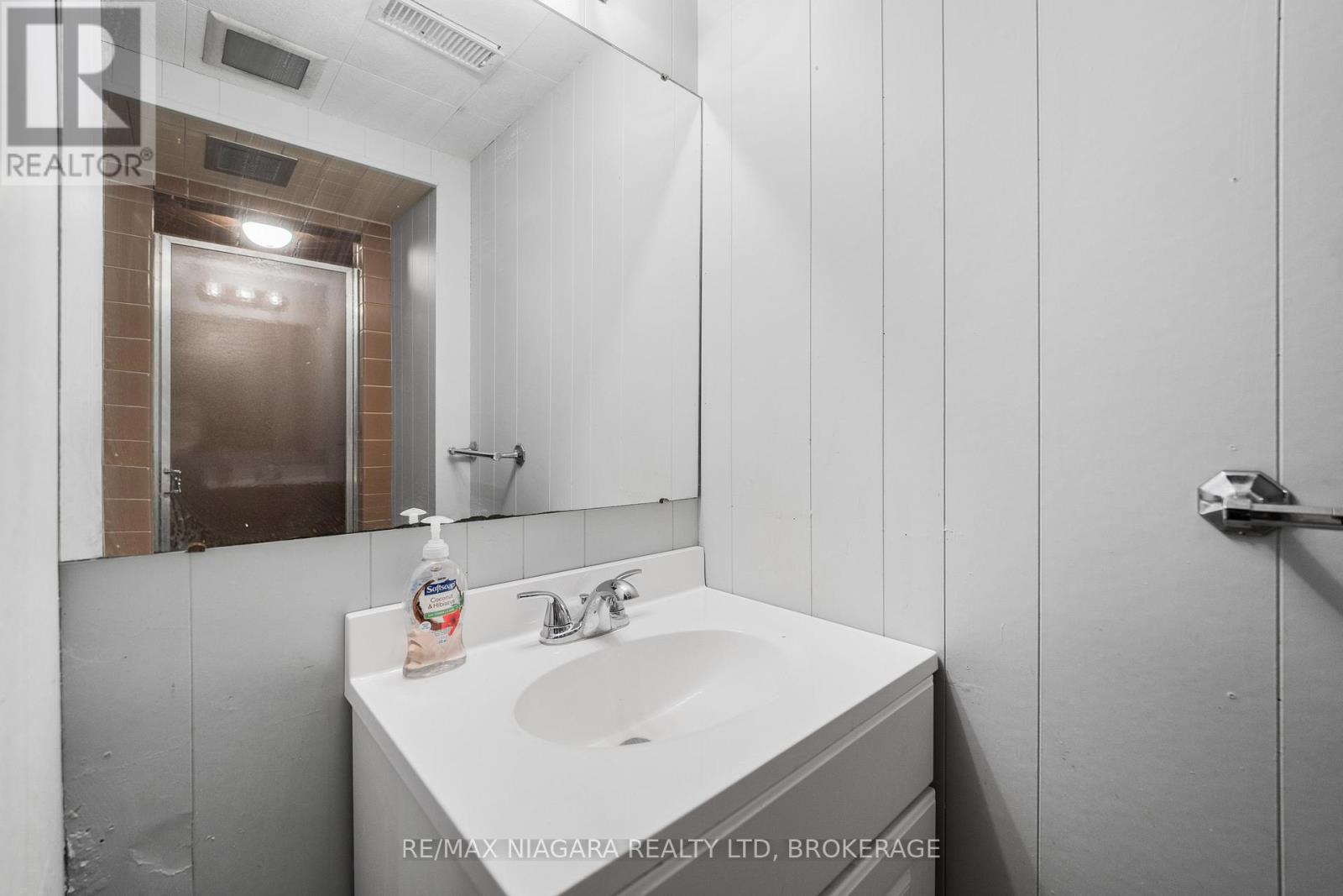 10 Shepherds Circle, St. Catharines (461 - Glendale/glenridge), Ontario  L2T 2C9 - Photo 24 - X12077952